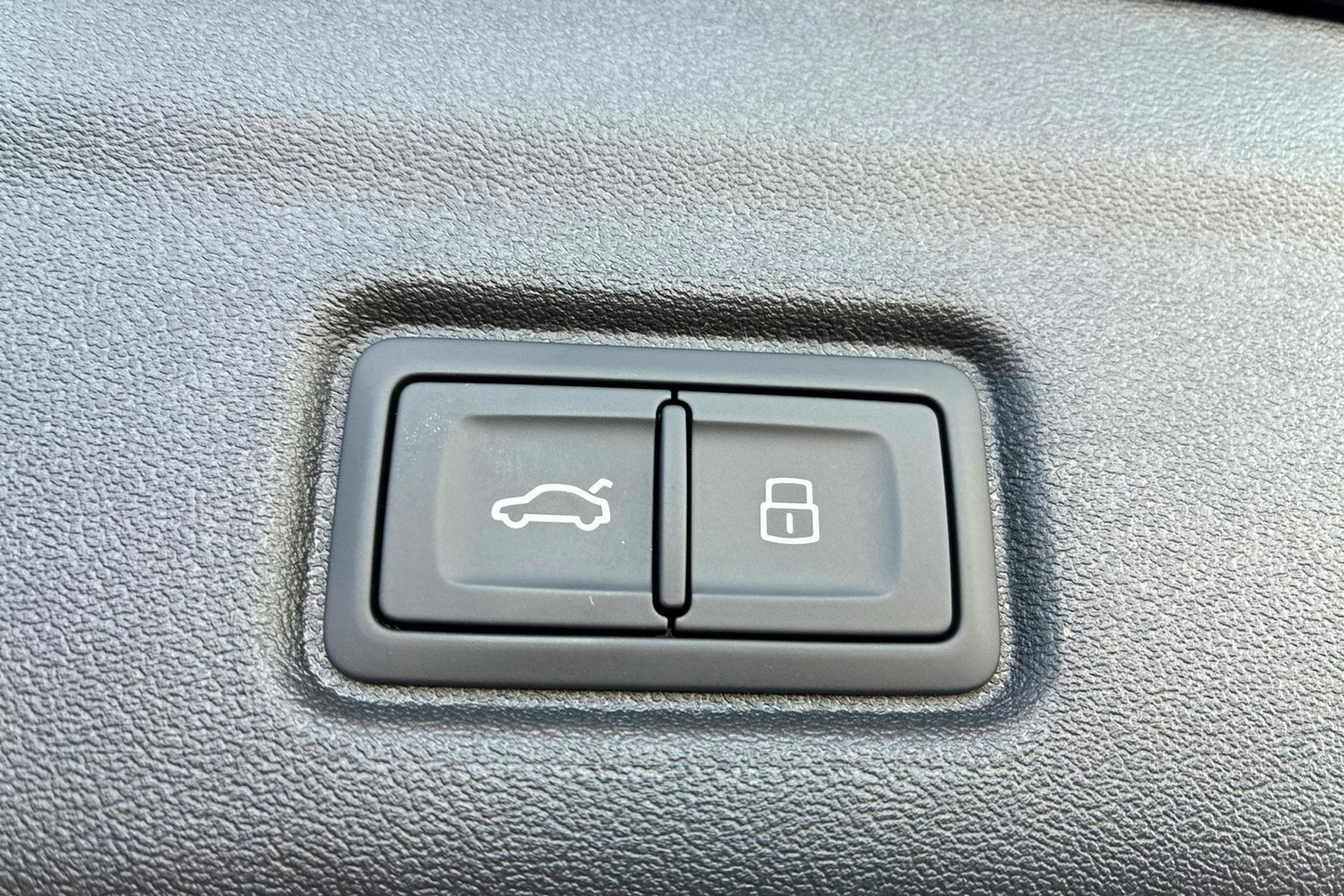 musta Audi Q6 e-tron 2025 kuva 13.