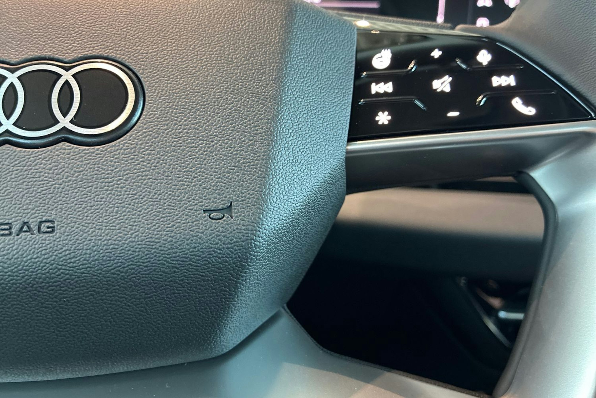 musta Audi Q6 e-tron 2025 kuva 15.