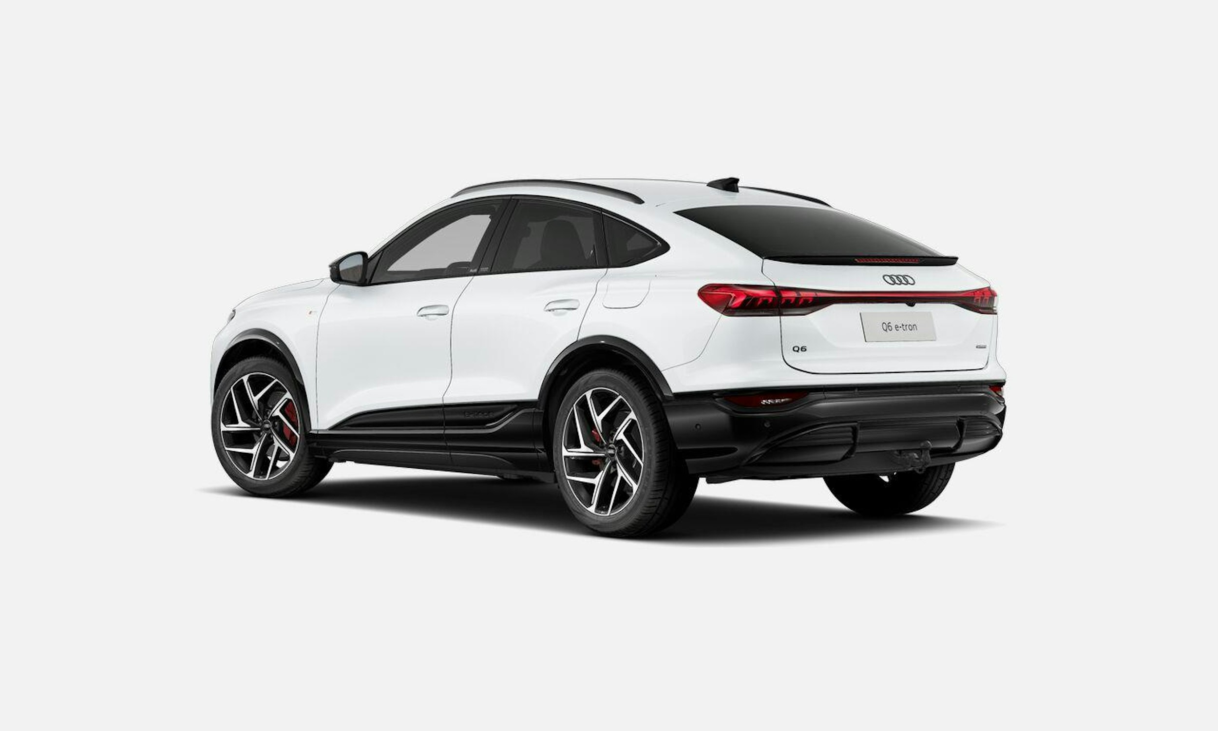 valkoinen Audi Q6 e-tron 2025 kuva 5.