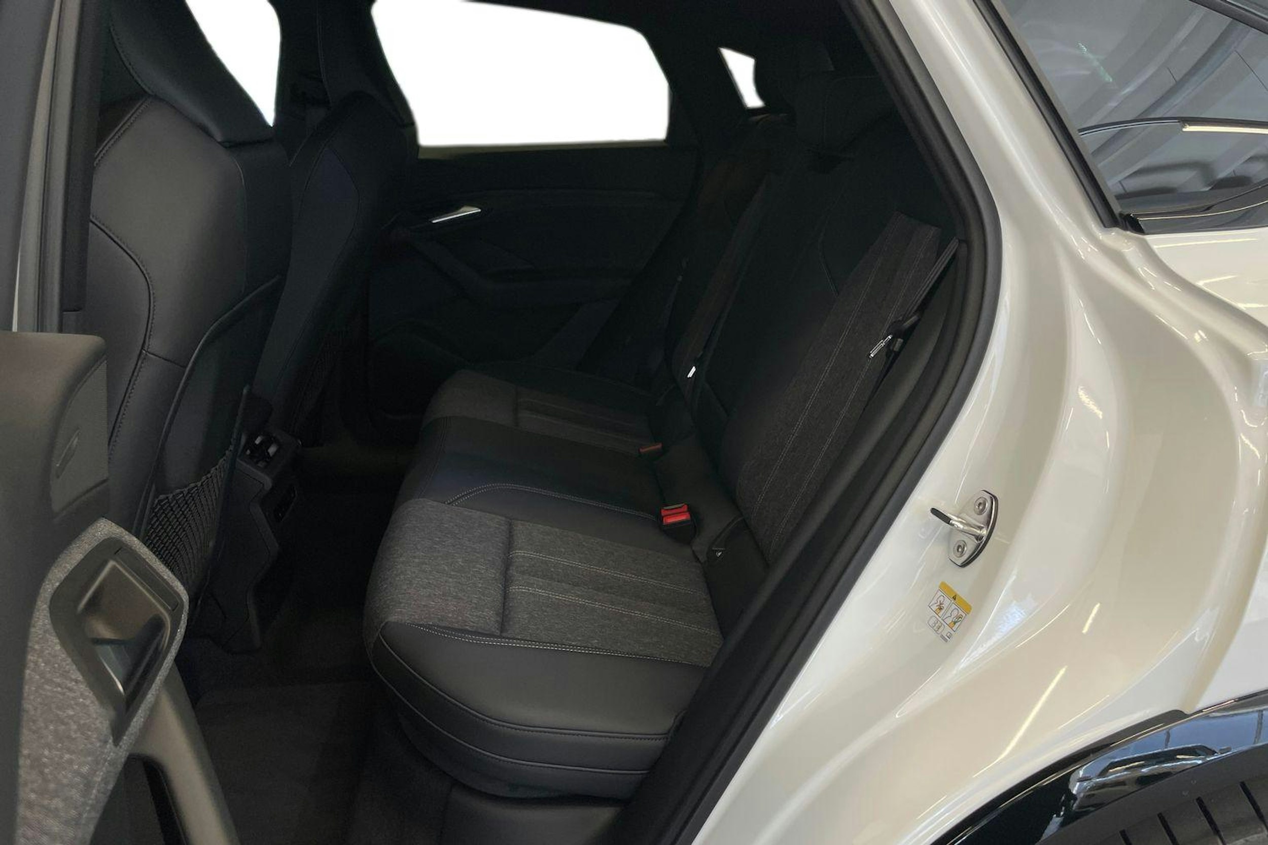 valkoinen Audi Q6 e-tron 2025 kuva 8.