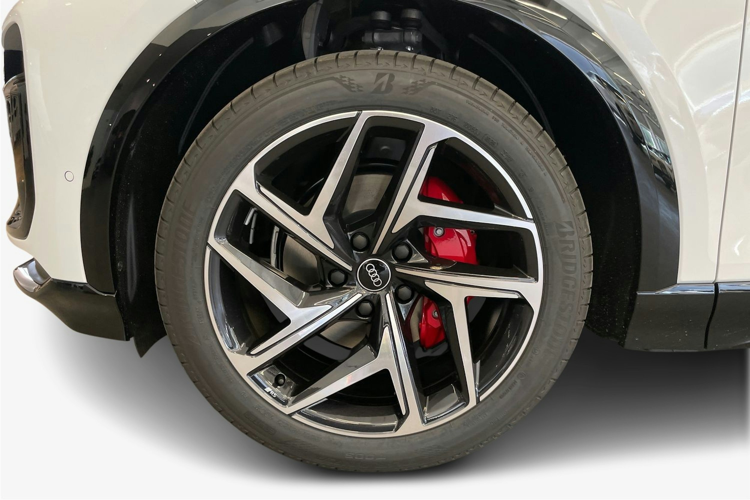 valkoinen Audi Q6 e-tron 2025 kuva 9.