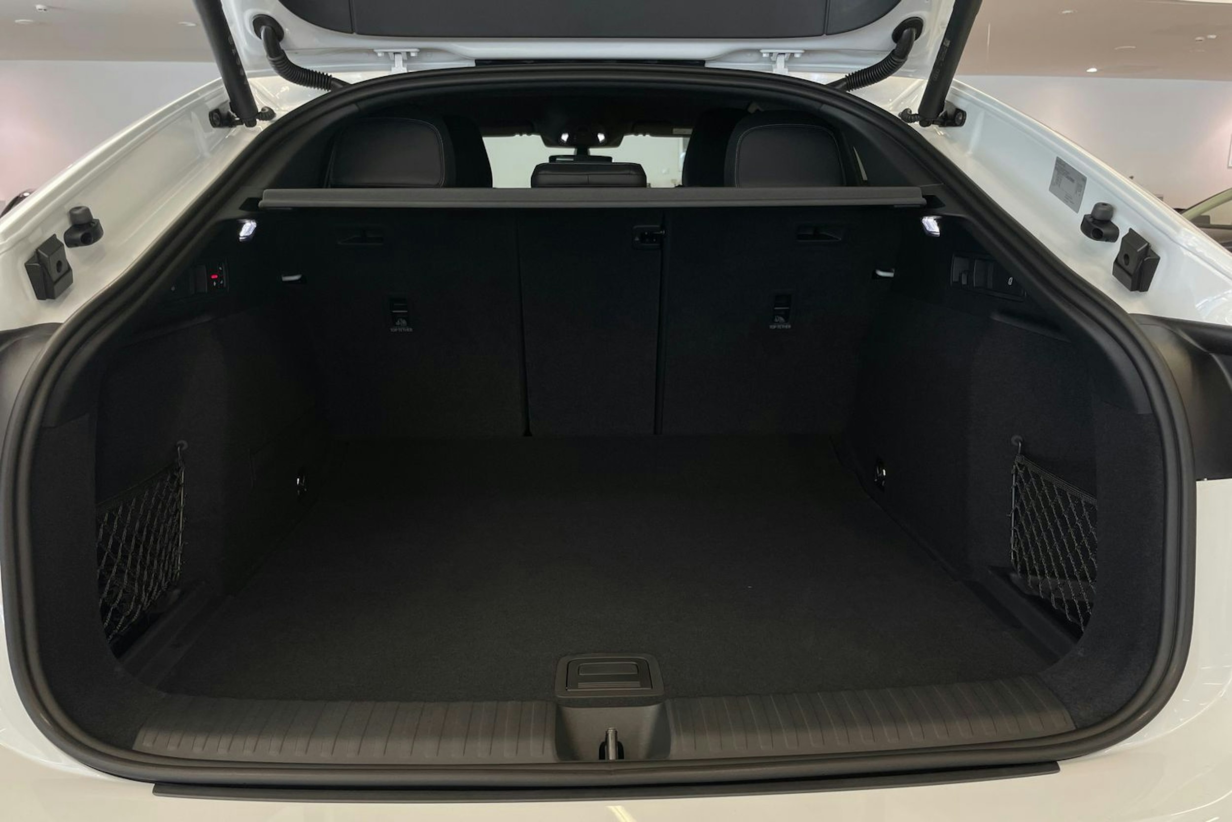 valkoinen Audi Q6 e-tron 2025 kuva 15.