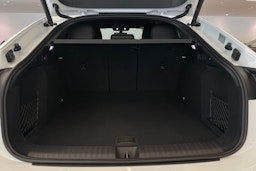 valkoinen Audi Q6 e-tron 2025 kuva 15.