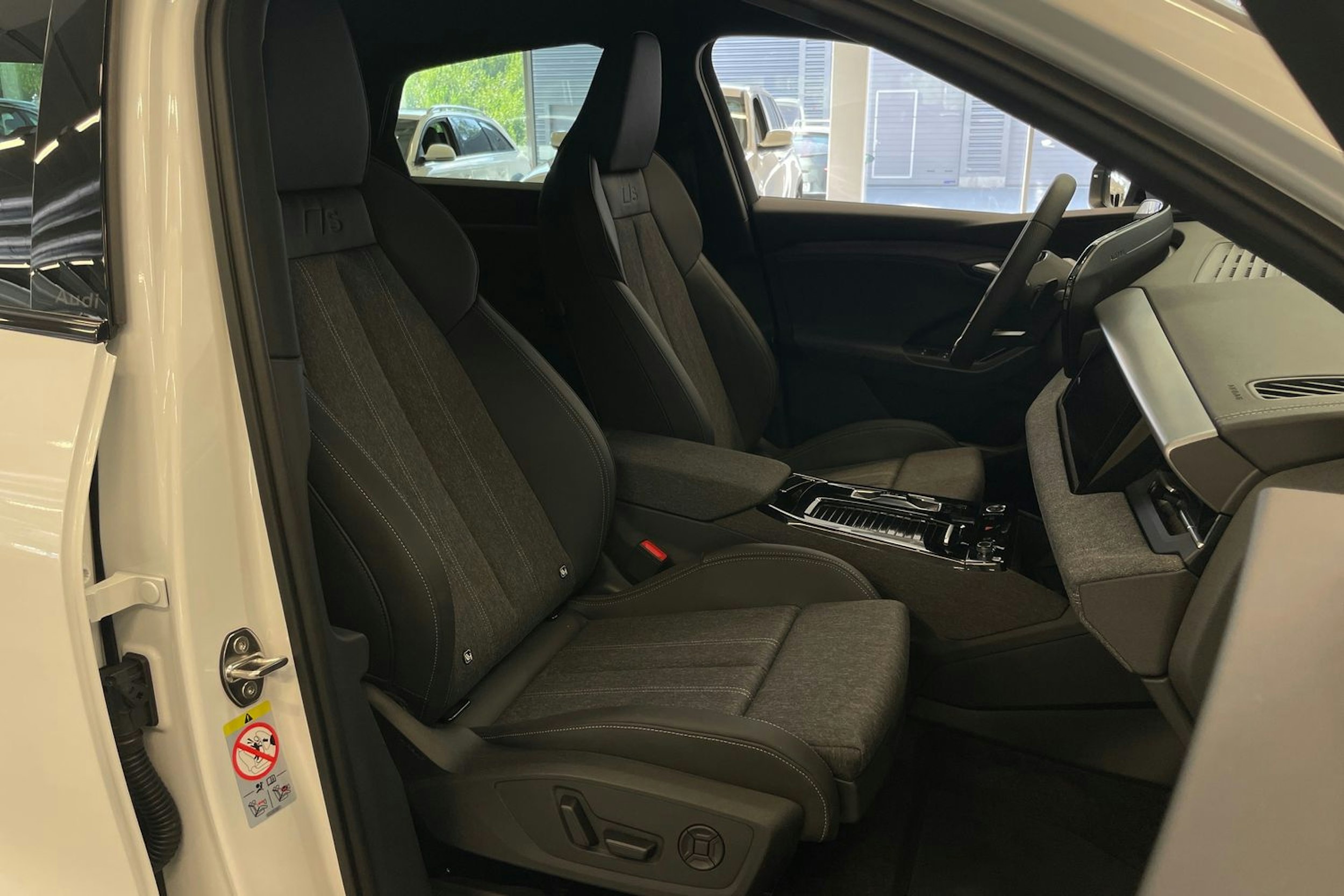 valkoinen Audi Q6 e-tron 2025 kuva 18.