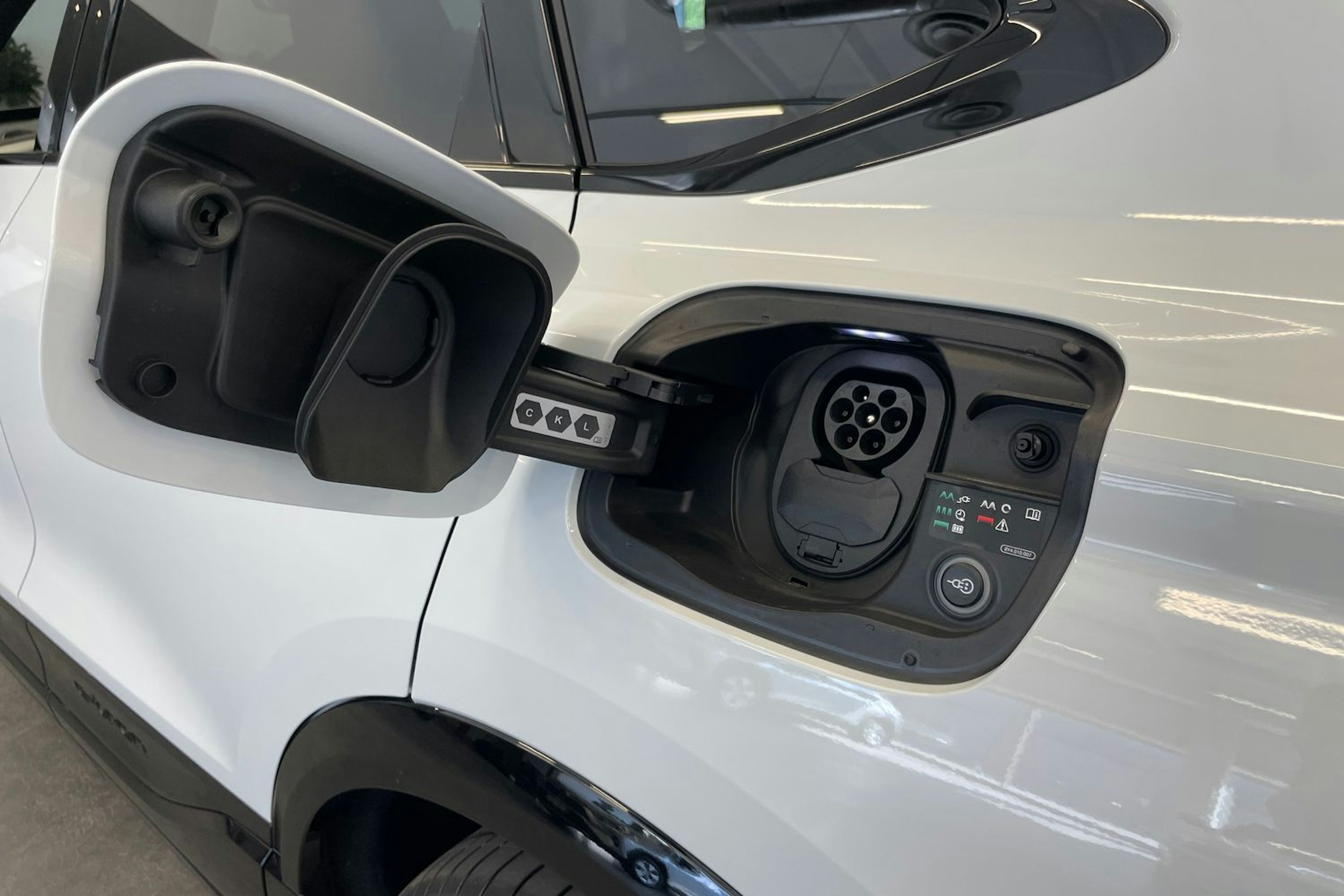 valkoinen Audi Q6 e-tron 2025 kuva 19.