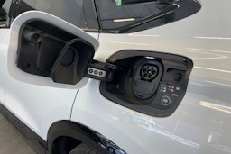 valkoinen Audi Q6 e-tron 2025 kuva 19.