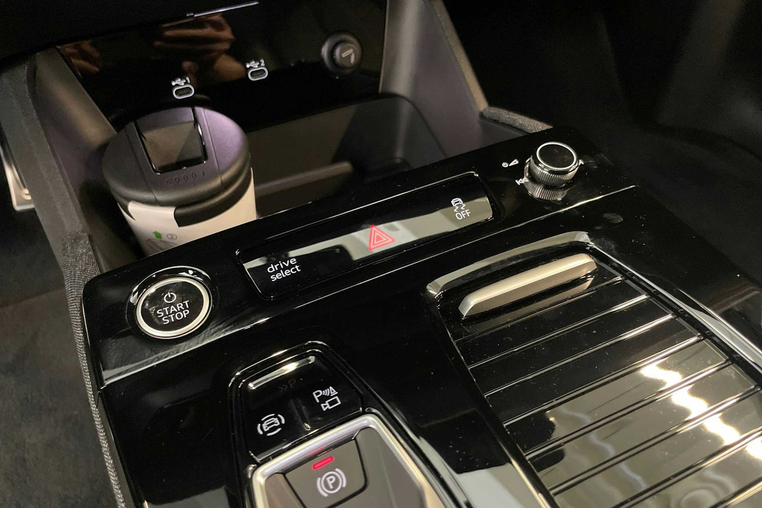 valkoinen Audi Q6 e-tron 2025 kuva 23.