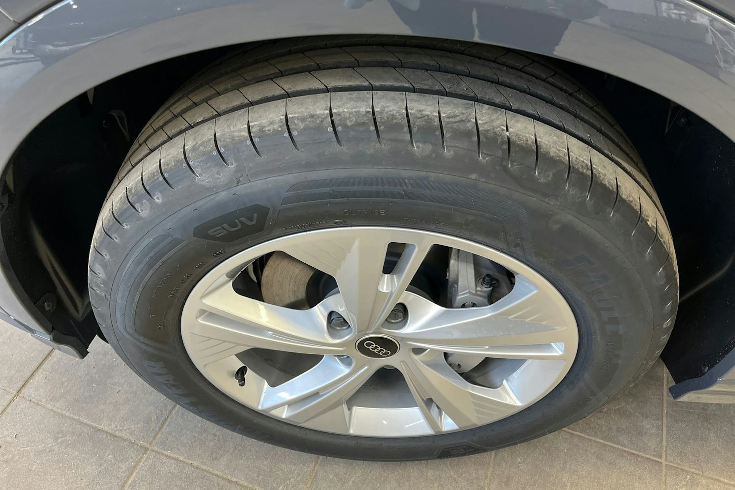 magnet harmaa Audi Q6 e-tron 2025 kuva 23.