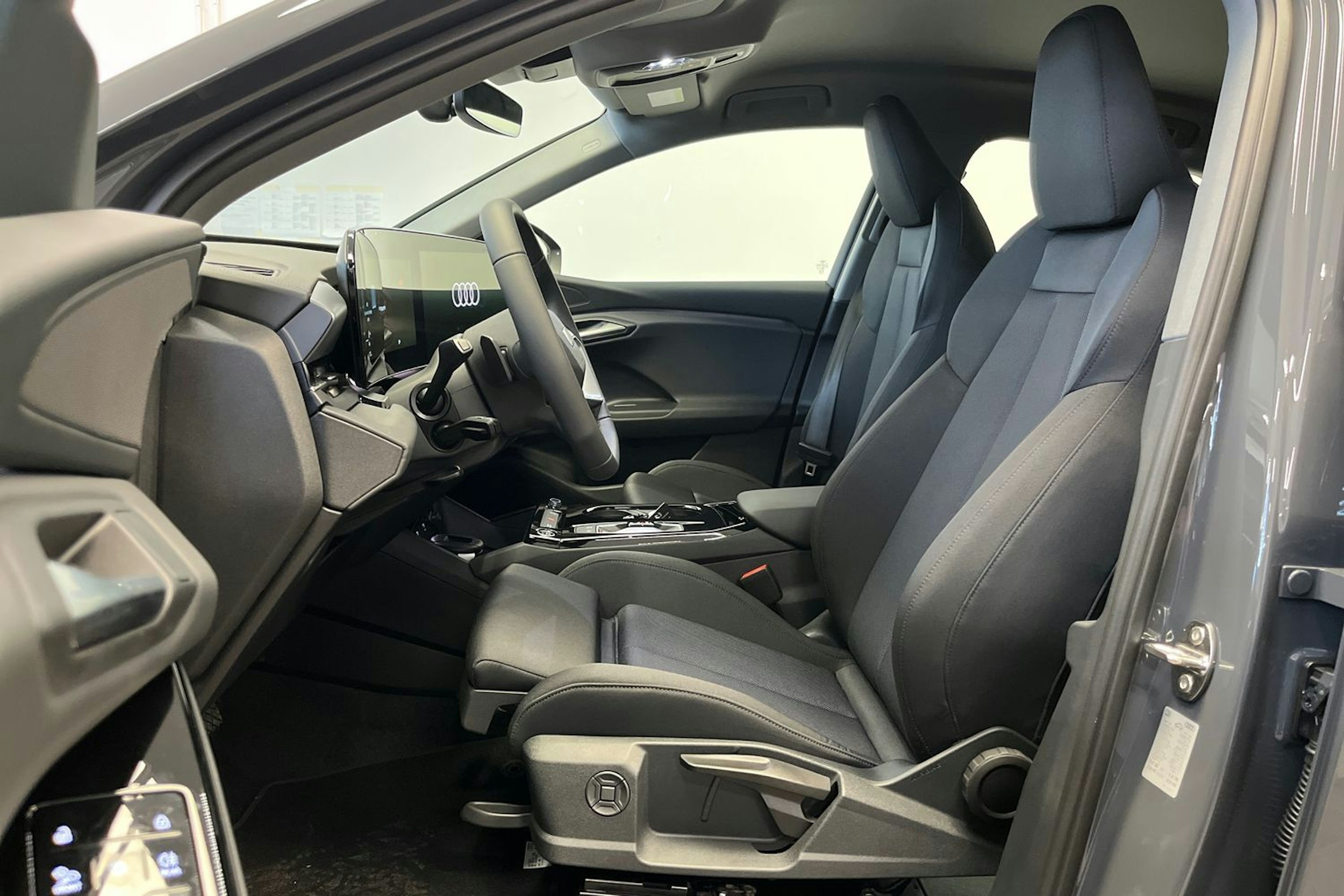 harmaa Audi Q6 e-tron 2025 kuva 3.