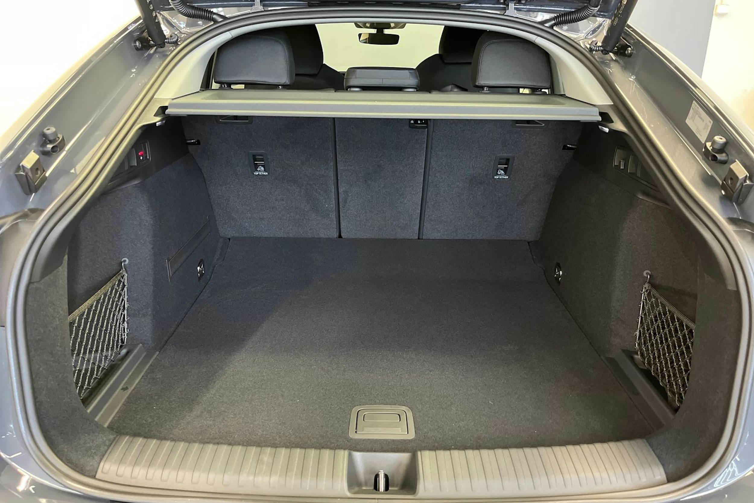 harmaa Audi Q6 e-tron 2025 kuva 5.
