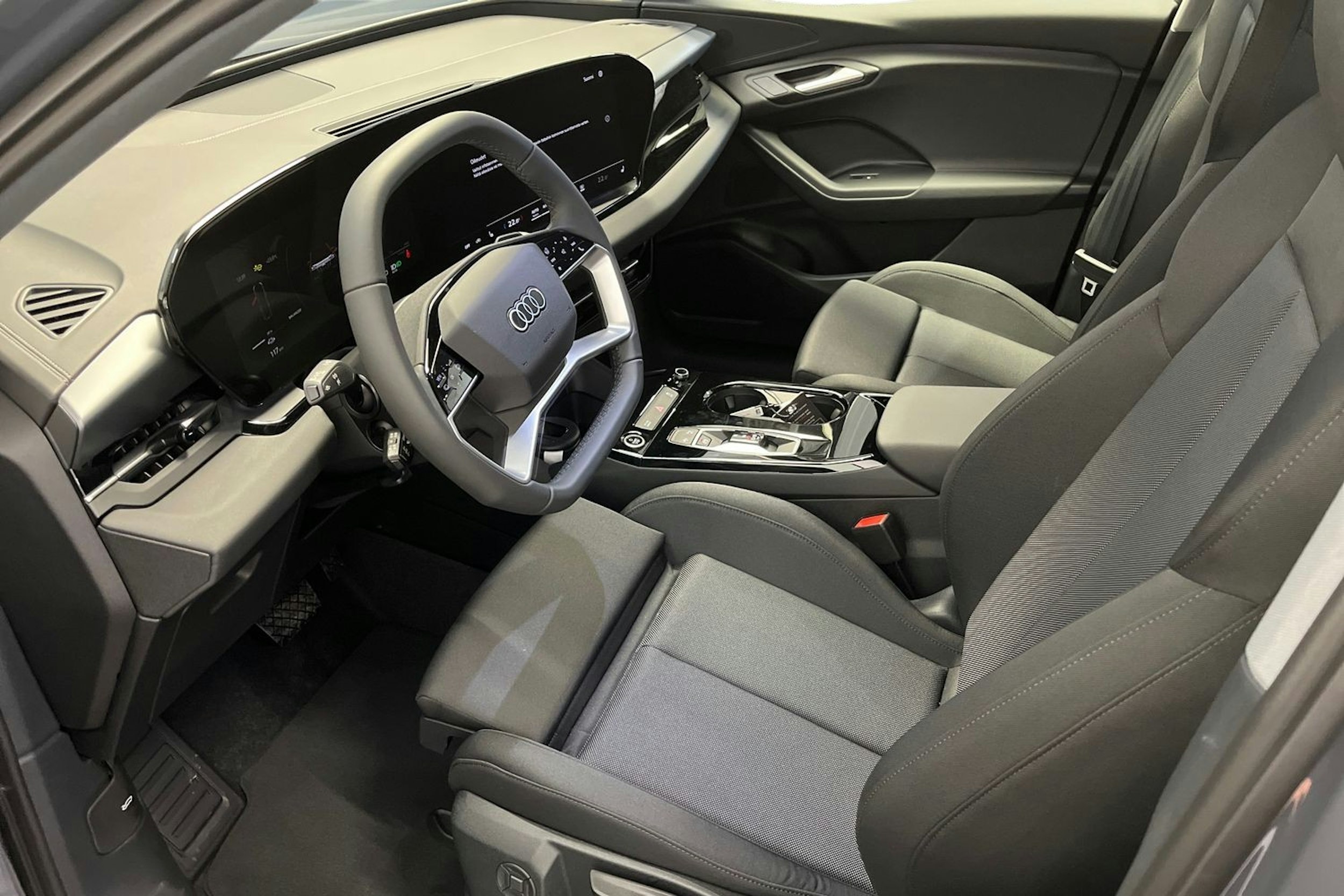 harmaa Audi Q6 e-tron 2025 kuva 7.
