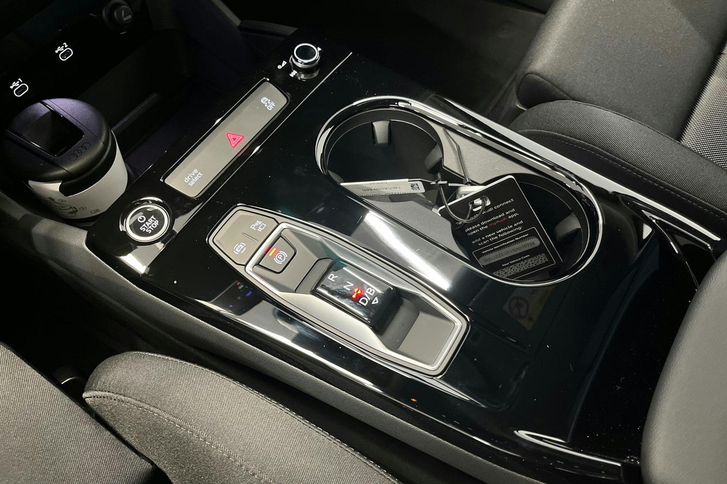 harmaa Audi Q6 e-tron 2025 kuva 13.