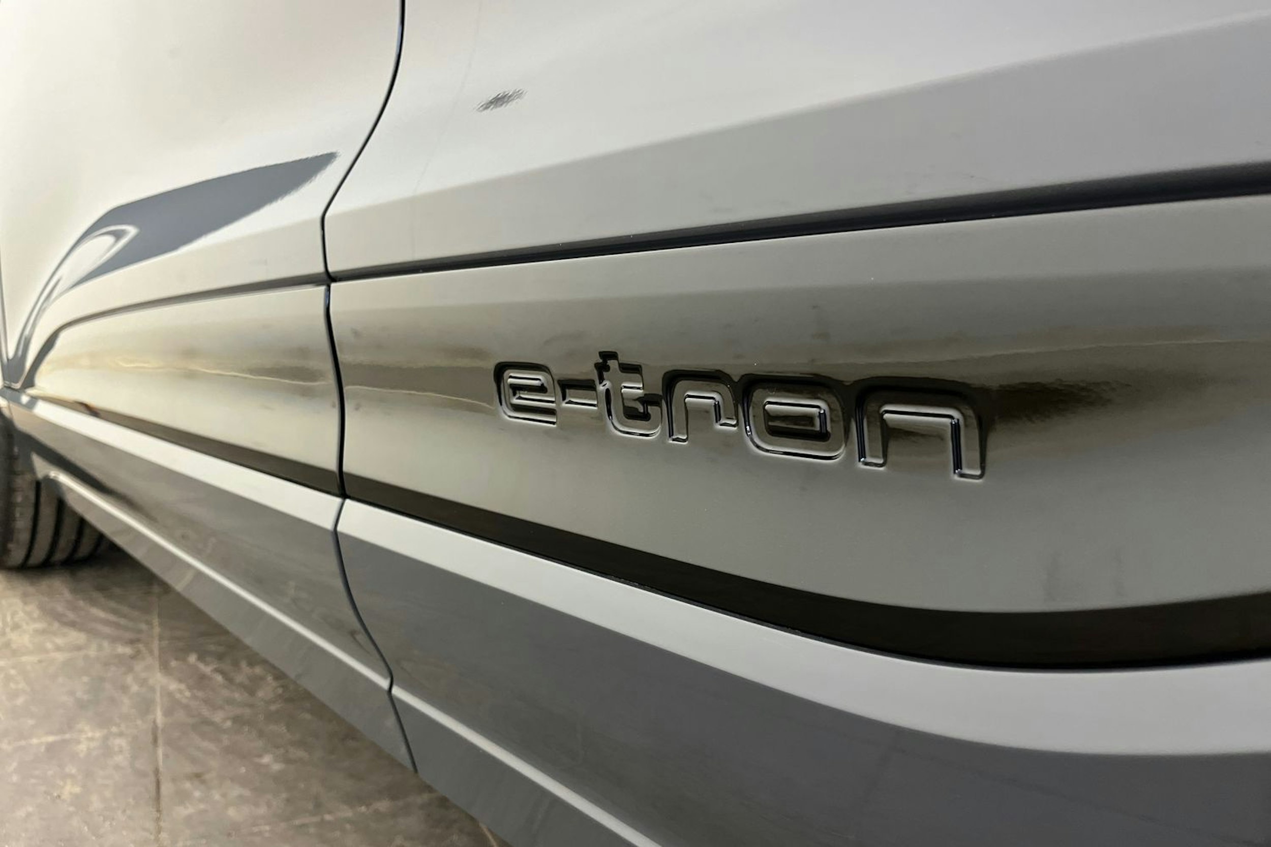 harmaa Audi Q6 e-tron 2025 kuva 21.