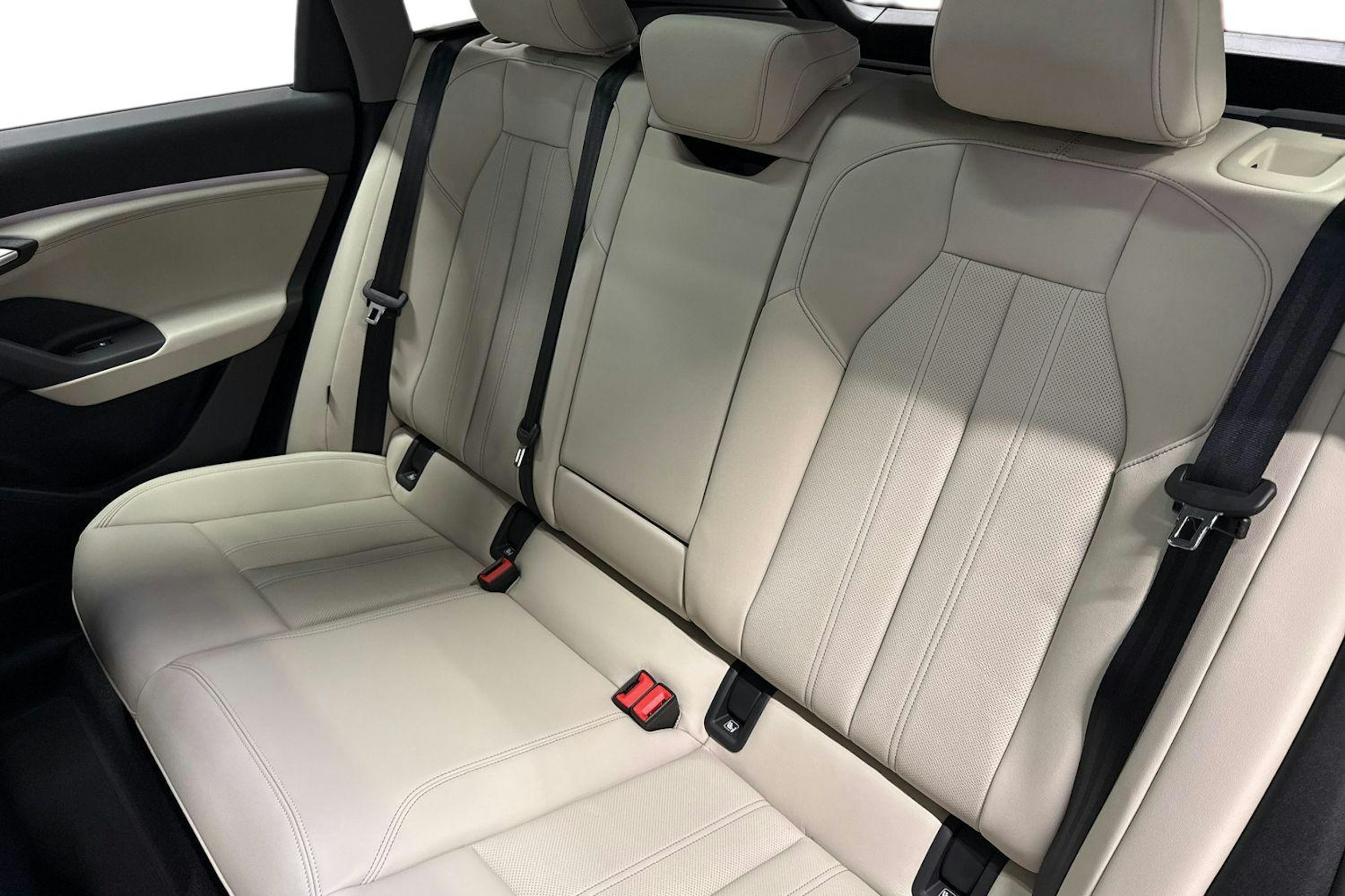 met. harmaa Audi Q6 e-tron 2025 kuva 8.