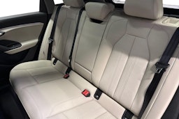 met. harmaa Audi Q6 e-tron 2025 kuva 8.