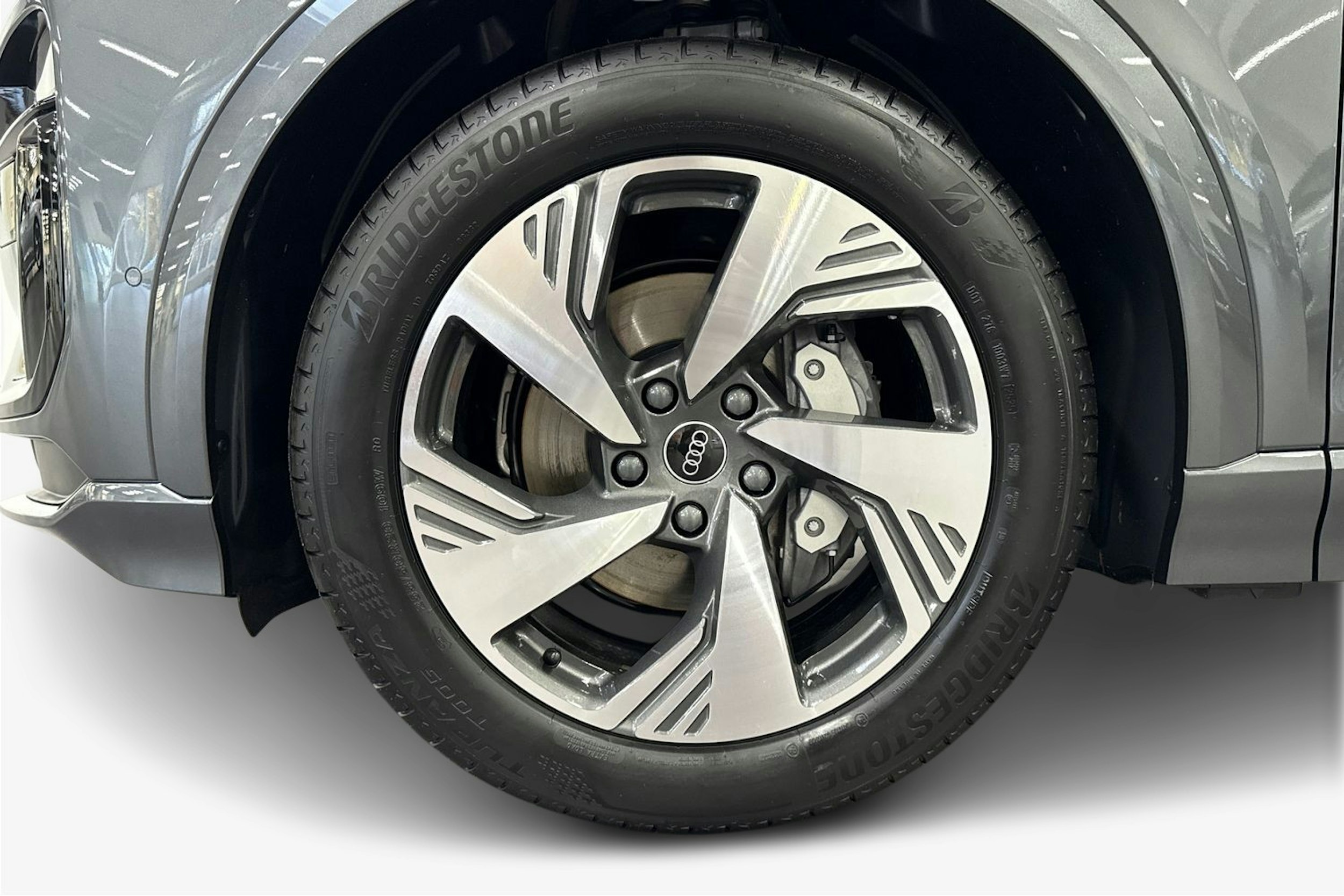met. harmaa Audi Q6 e-tron 2025 kuva 9.