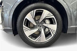 met. harmaa Audi Q6 e-tron 2025 kuva 9.