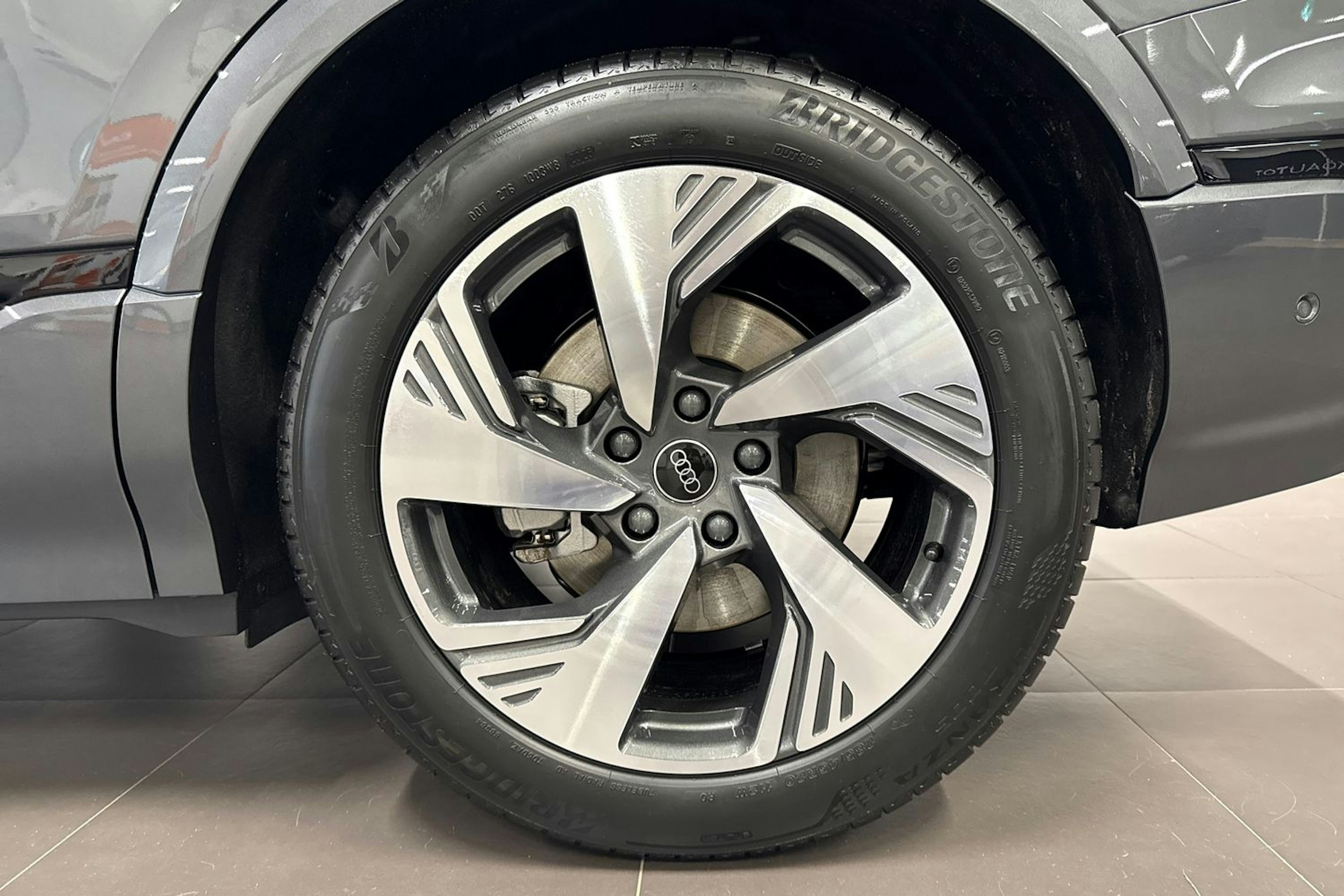 met. harmaa Audi Q6 e-tron 2025 kuva 10.