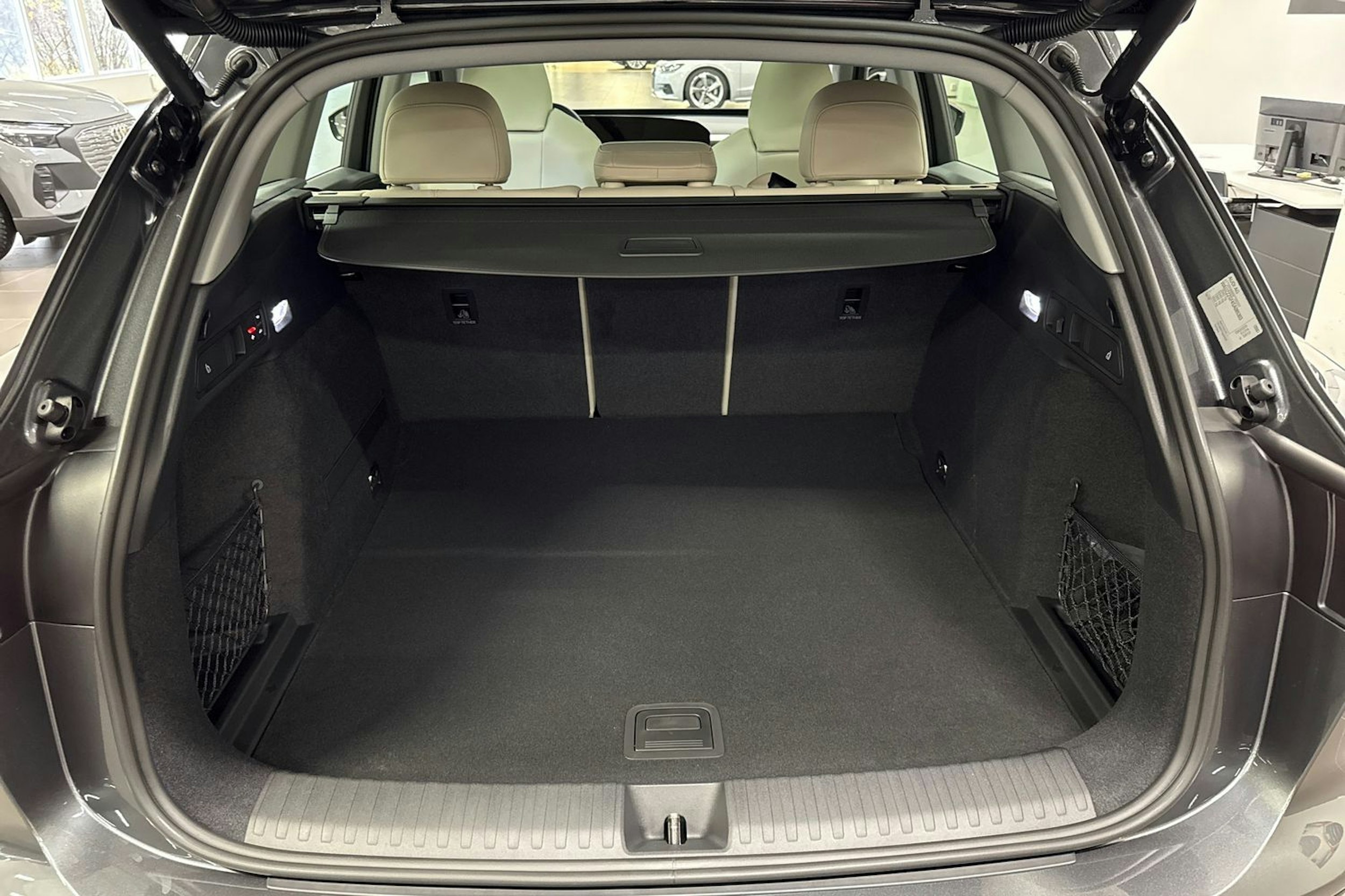 met. harmaa Audi Q6 e-tron 2025 kuva 11.