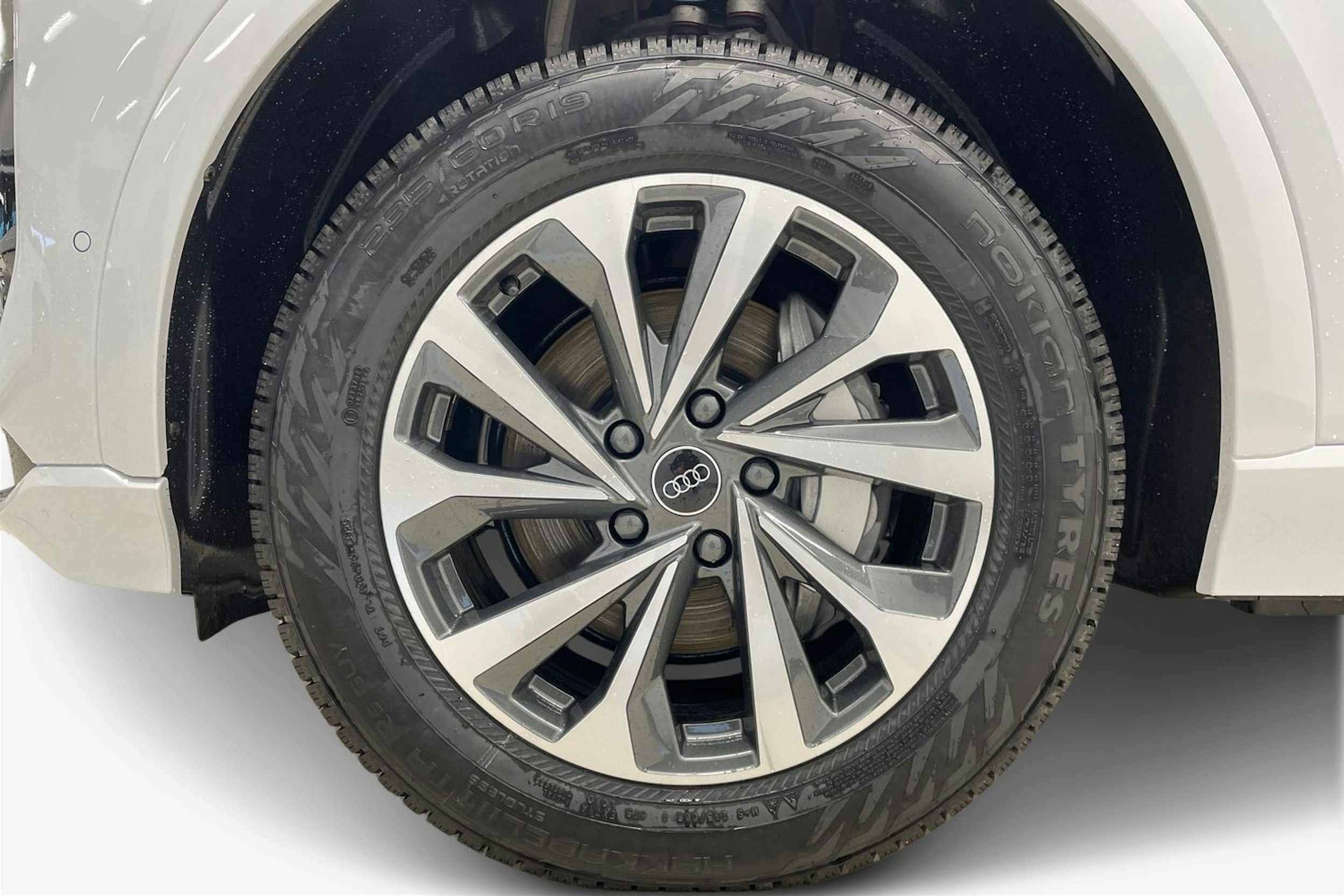 met. valkoinen Audi Q6 e-tron 2025 kuva 9.