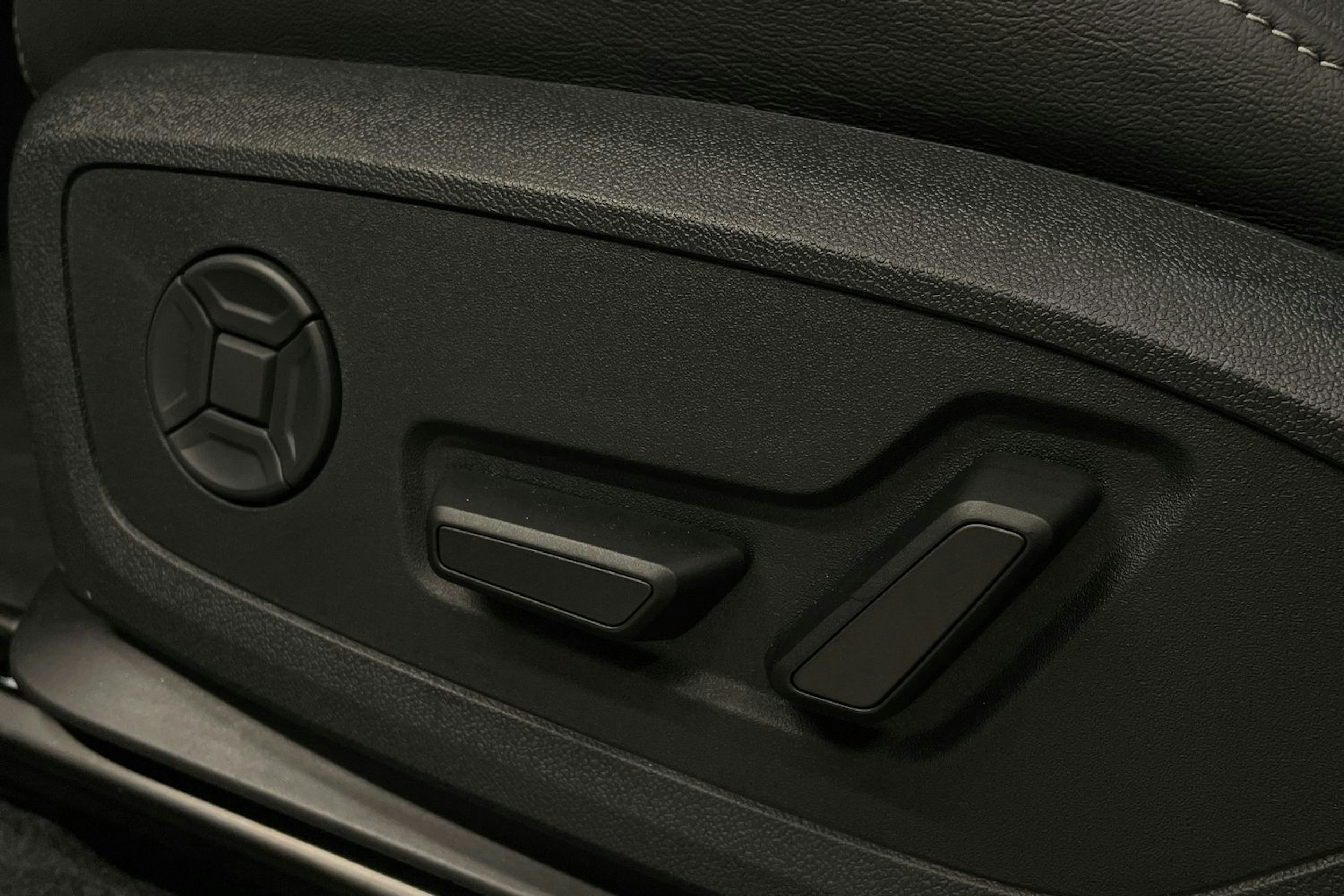 met. valkoinen Audi Q6 e-tron 2025 kuva 11.