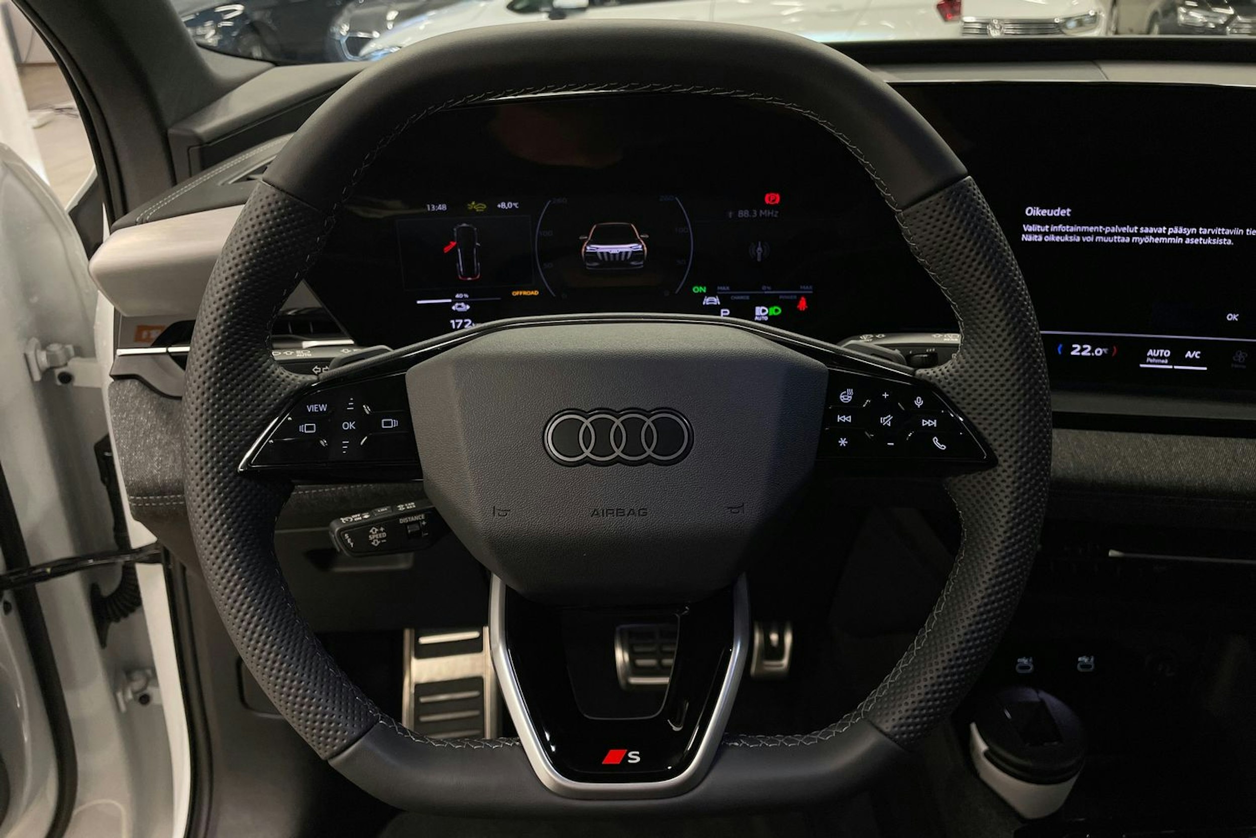 met. valkoinen Audi Q6 e-tron 2025 kuva 12.