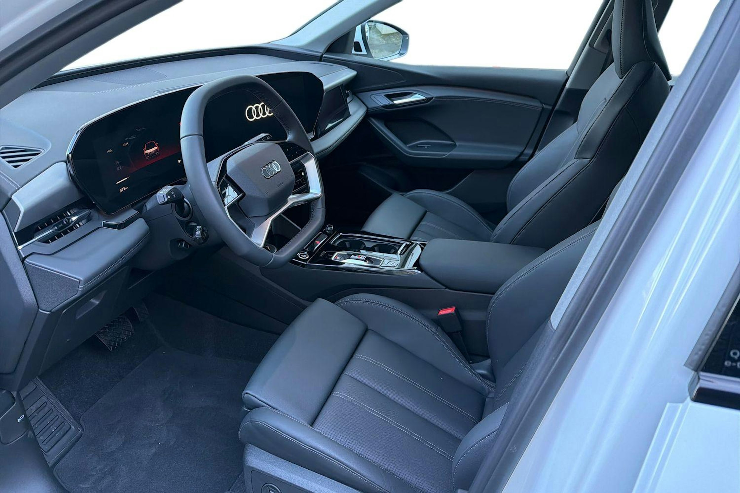 Valkoinen Audi Q6 e-tron 2025 kuva 6.