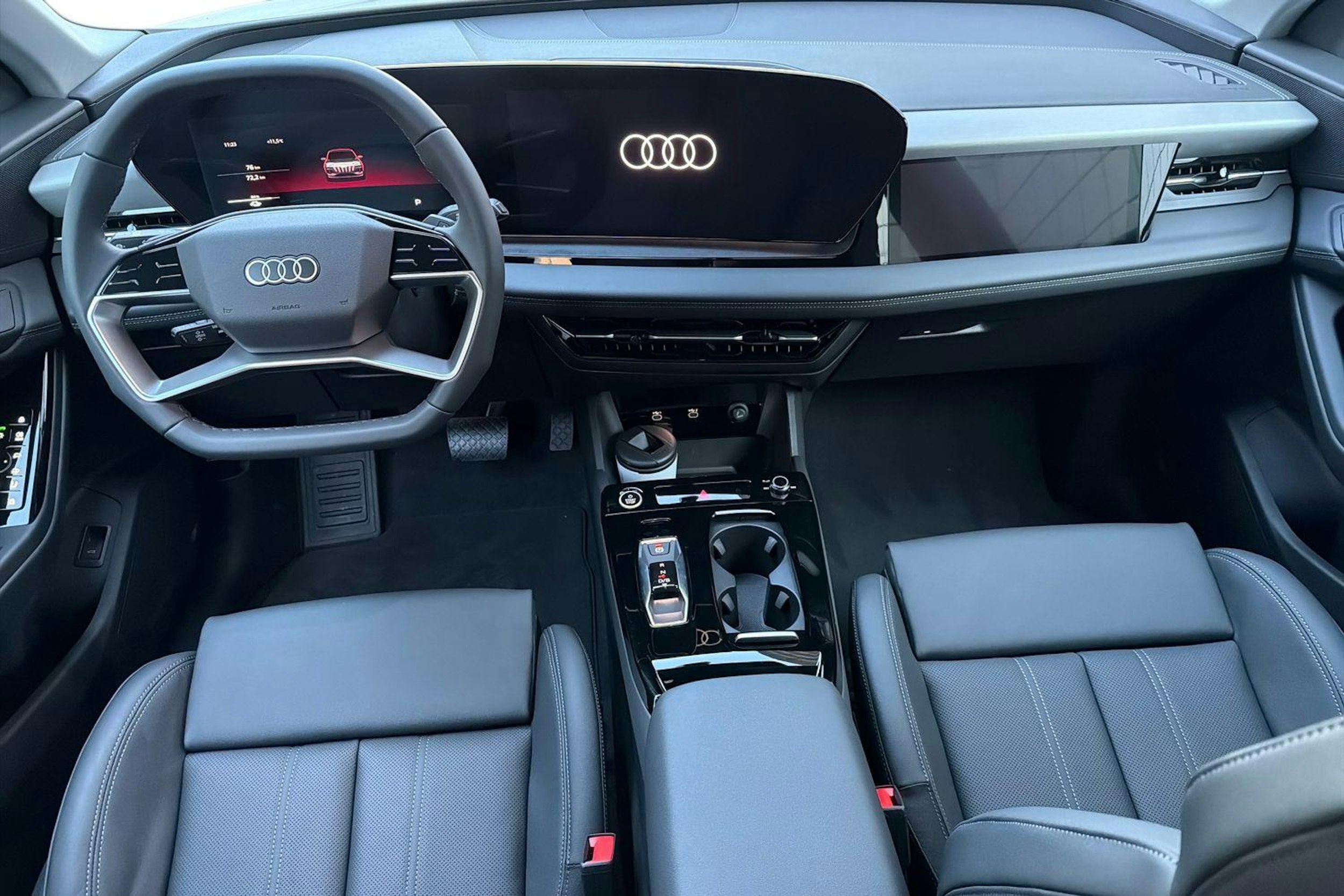 Valkoinen Audi Q6 e-tron 2025 kuva 7.