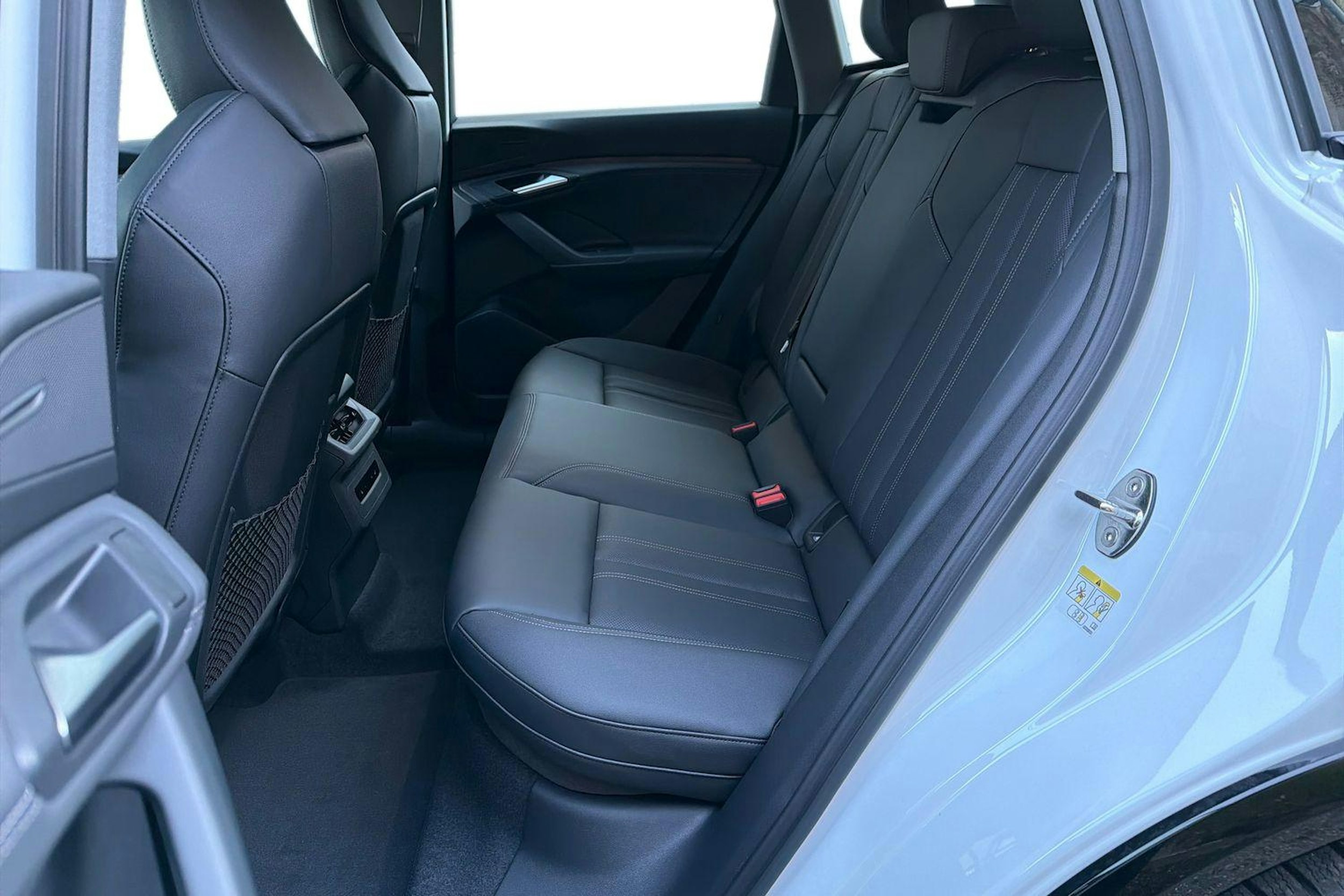 Valkoinen Audi Q6 e-tron 2025 kuva 8.