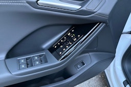 Valkoinen Audi Q6 e-tron 2025 kuva 11.