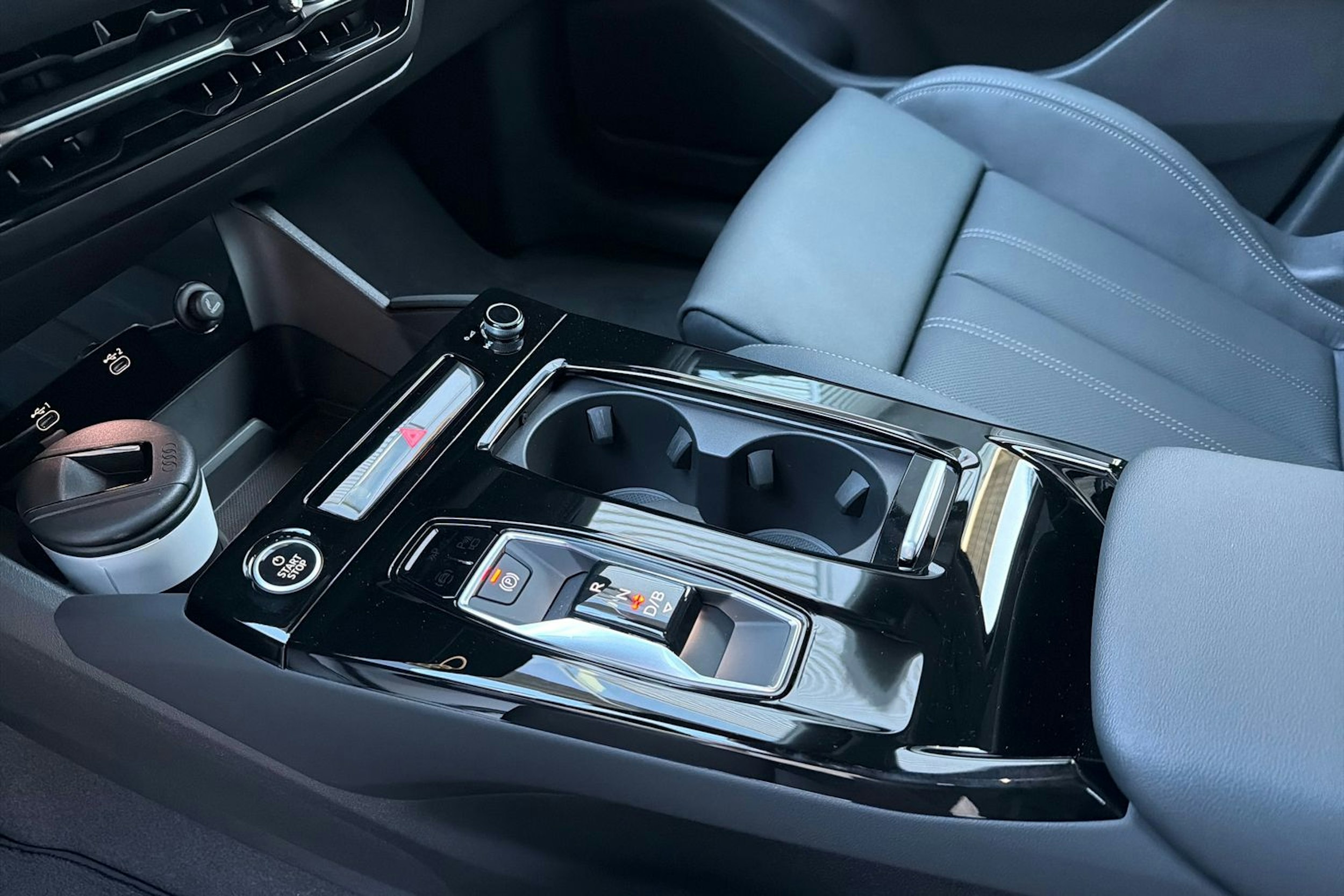 Valkoinen Audi Q6 e-tron 2025 kuva 13.