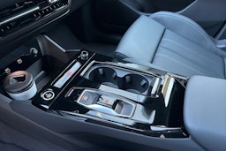 Valkoinen Audi Q6 e-tron 2025 kuva 13.