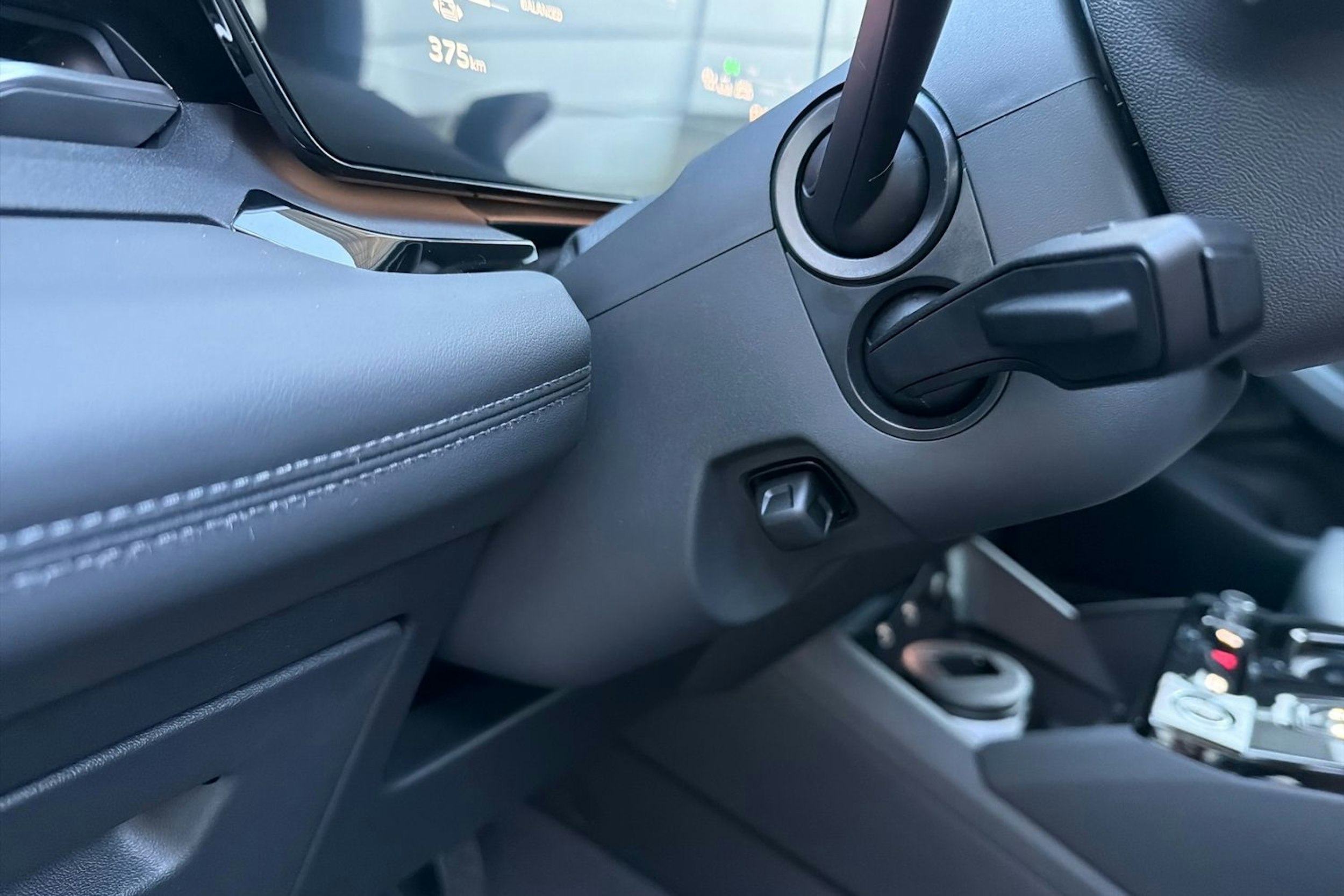 Valkoinen Audi Q6 e-tron 2025 kuva 15.