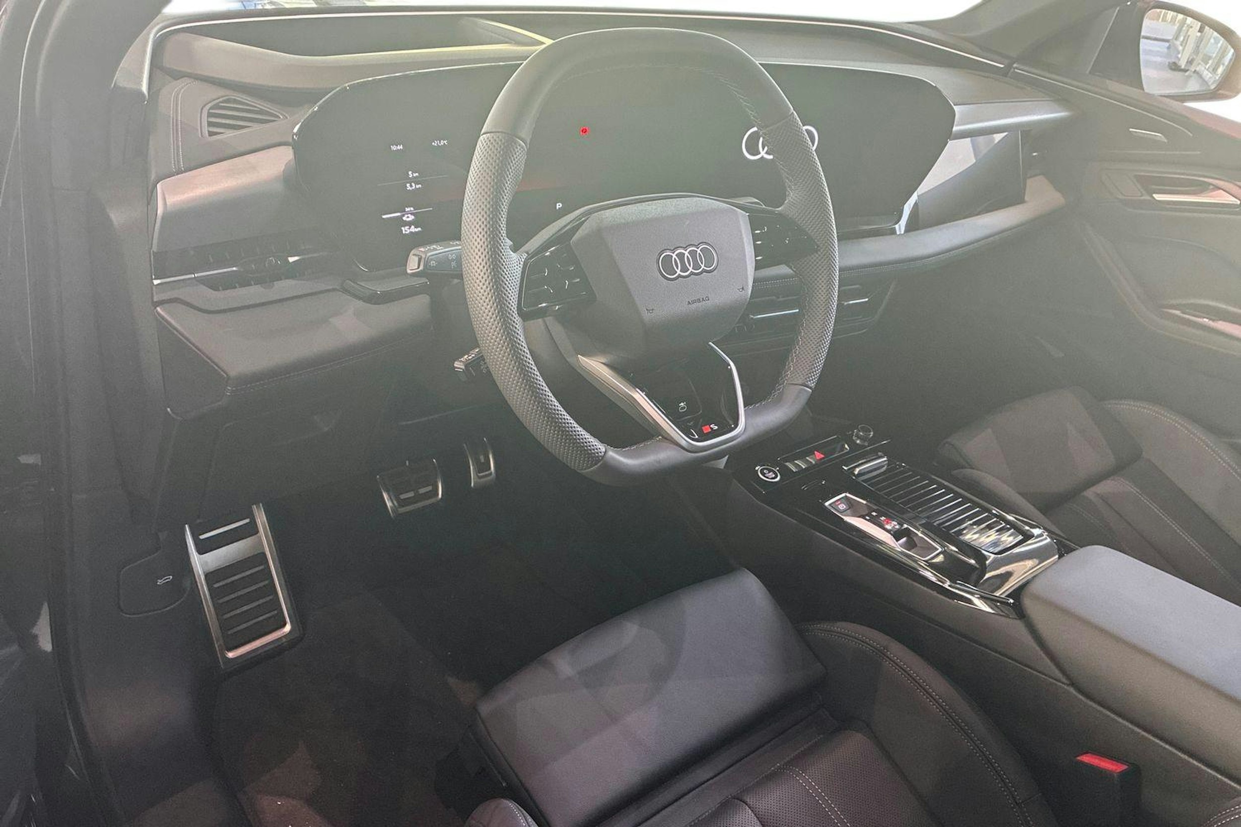 harmaa Audi Q6 e-tron 2025 kuva 6.