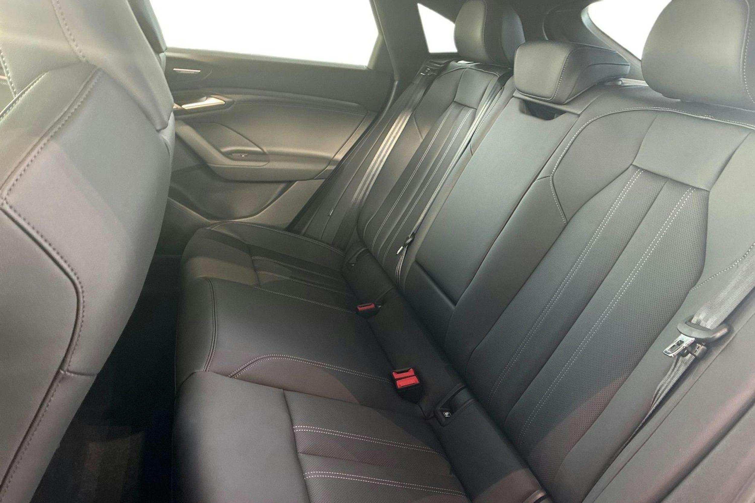 harmaa Audi Q6 e-tron 2025 kuva 8.