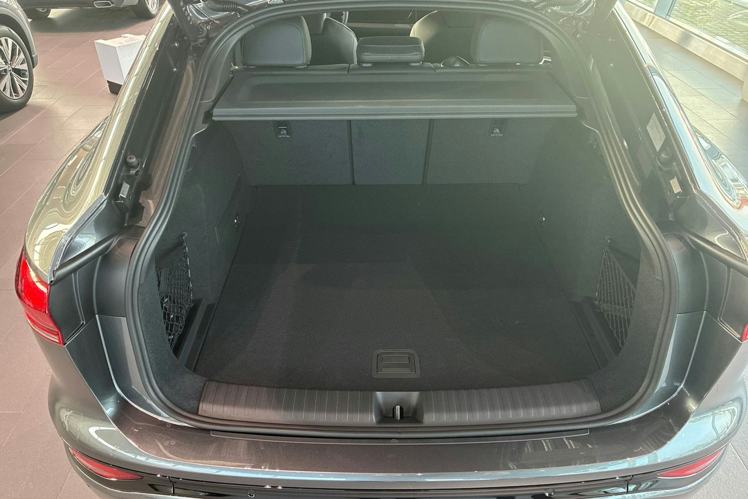 harmaa Audi Q6 e-tron 2025 kuva 11.