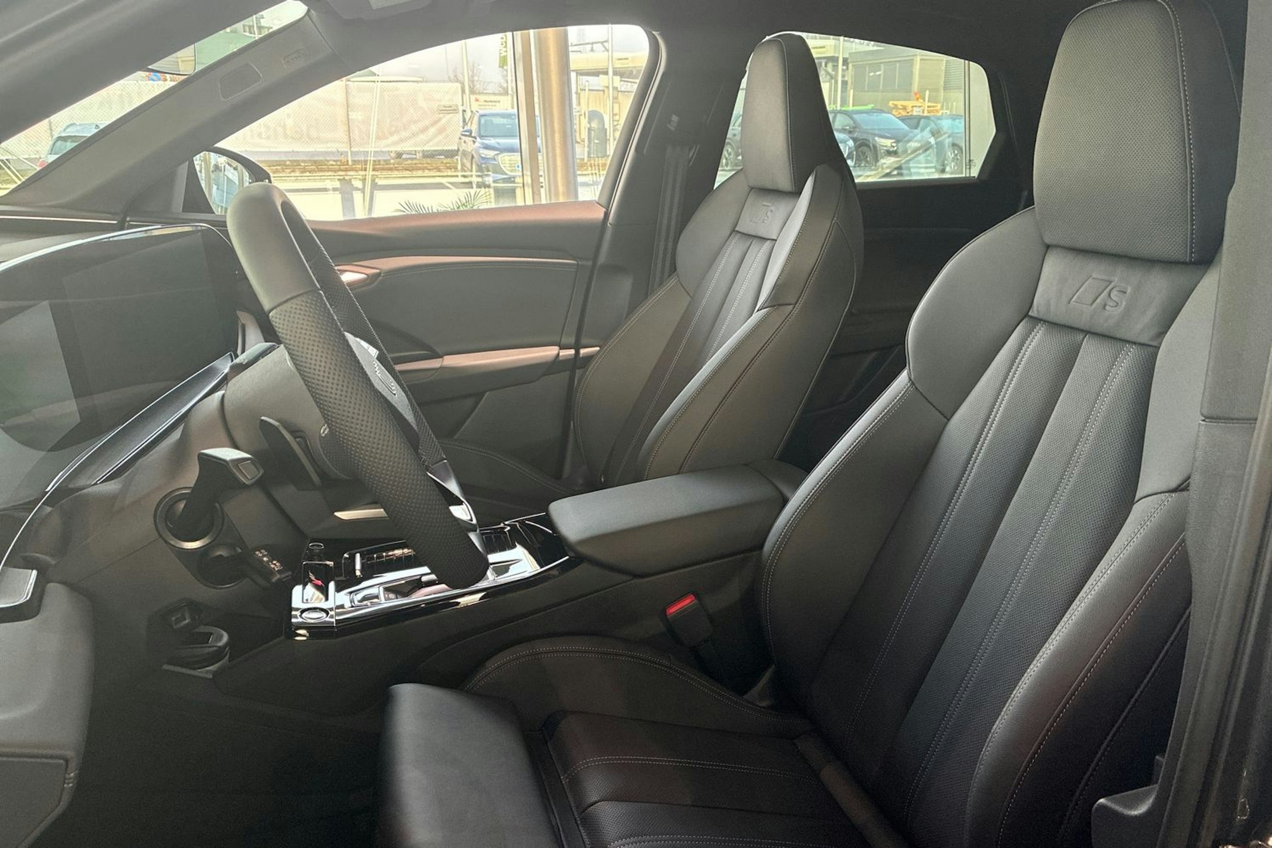 harmaa Audi Q6 e-tron 2025 kuva 14.