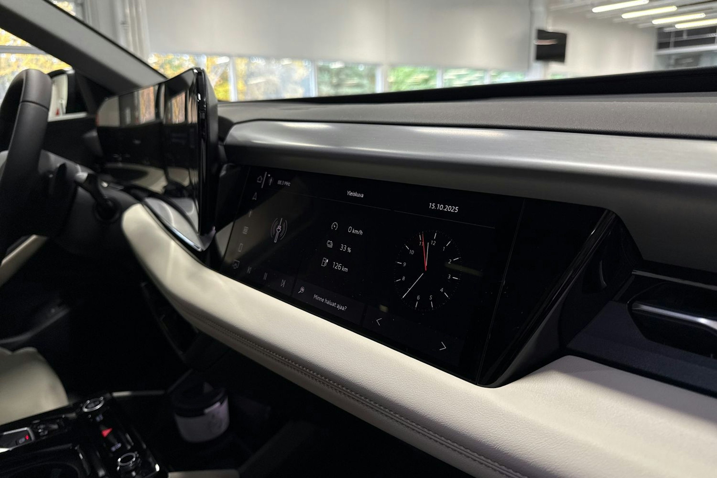 met. musta Audi Q6 e-tron 2025 kuva 13.