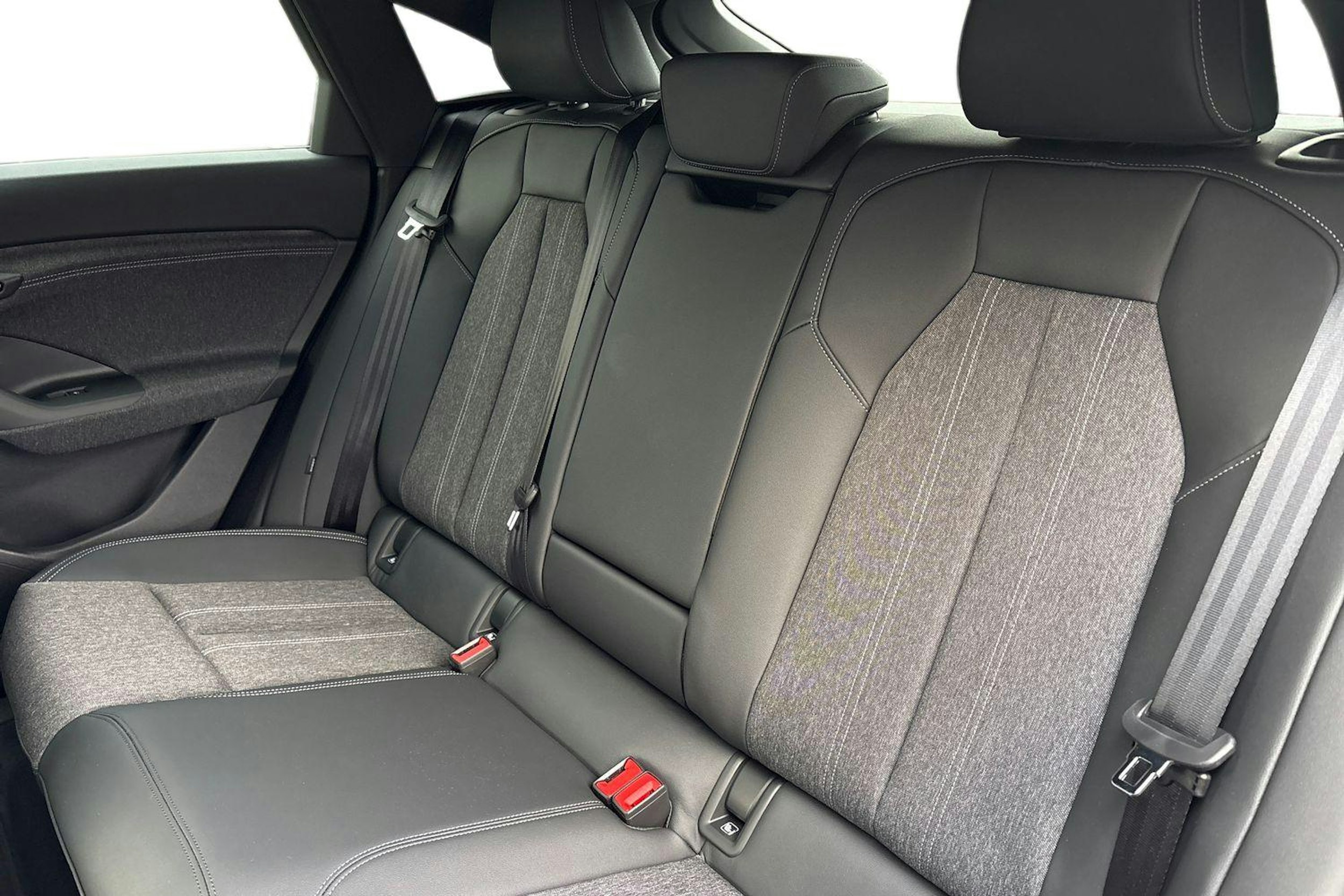 harmaa Audi Q6 e-tron 2025 kuva 8.