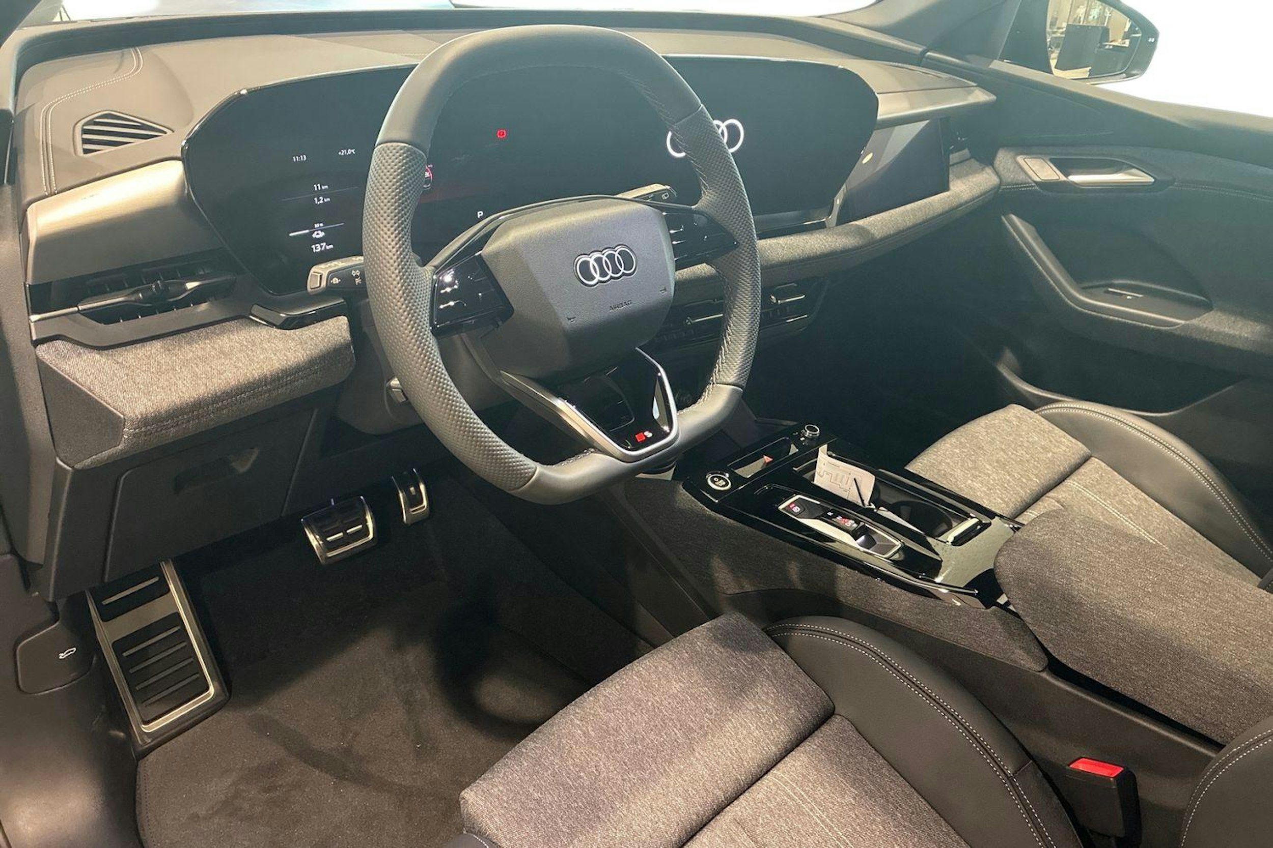 musta Audi Q6 e-tron 2025 kuva 6.