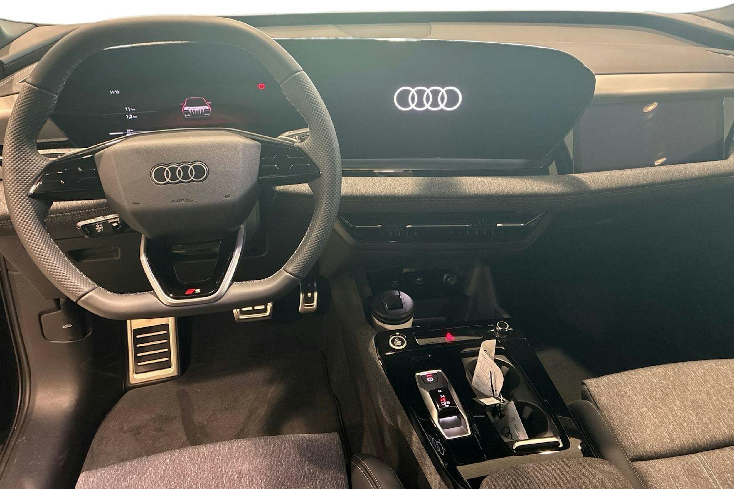 musta Audi Q6 e-tron 2025 kuva 7.