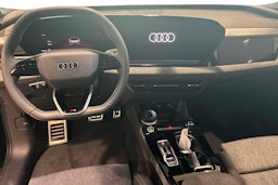 musta Audi Q6 e-tron 2025 kuva 7.