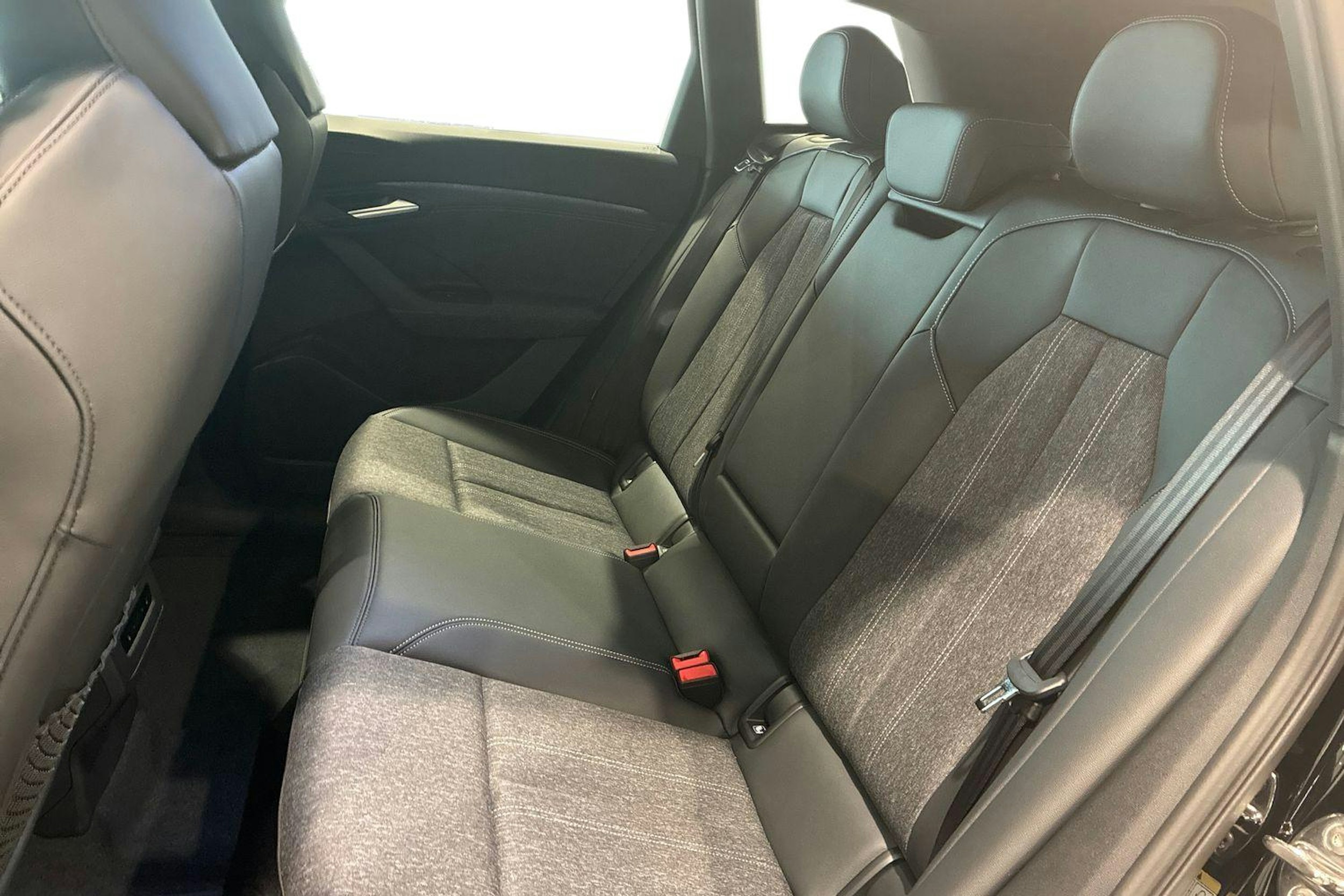 musta Audi Q6 e-tron 2025 kuva 8.