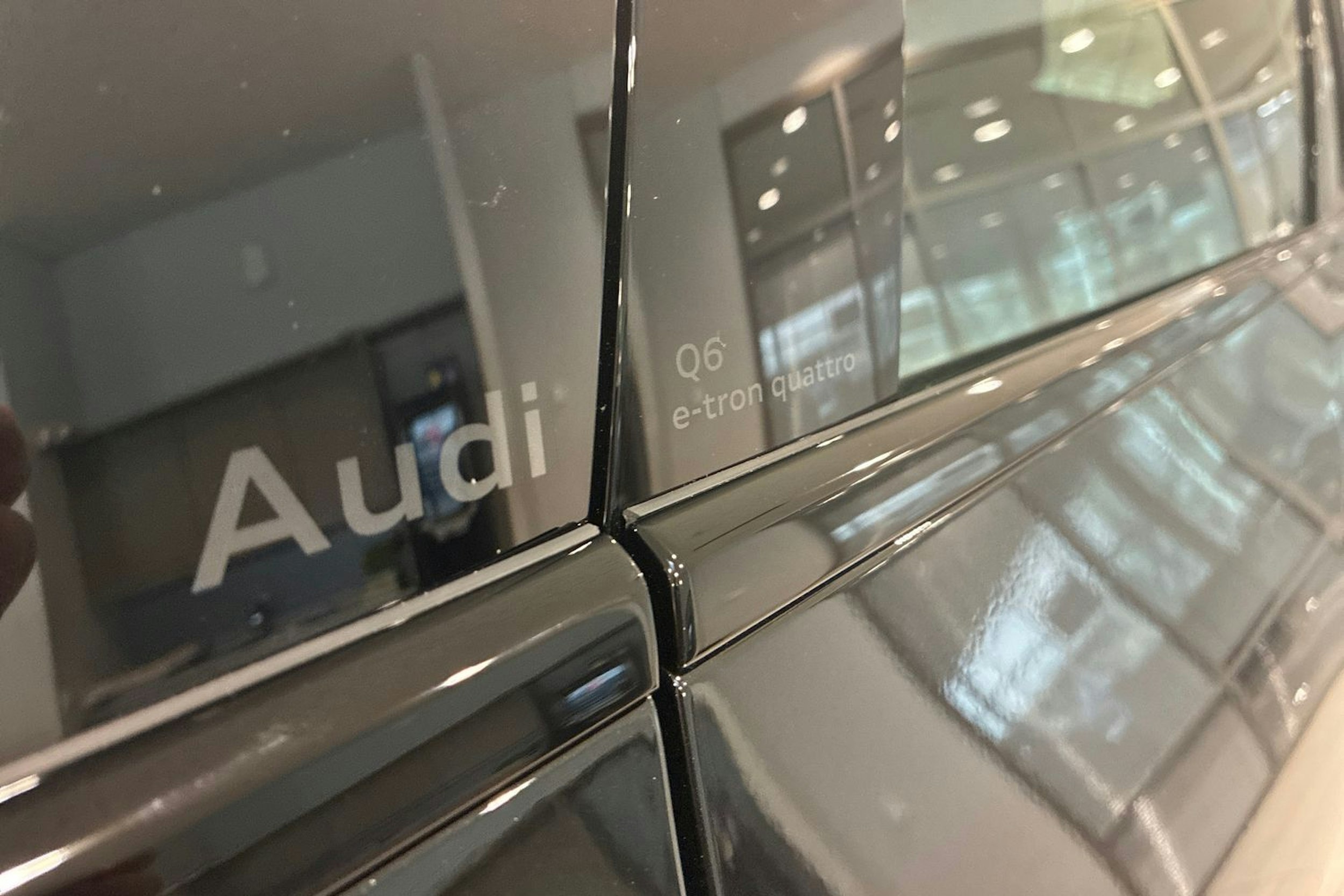 musta Audi Q6 e-tron 2025 kuva 11.