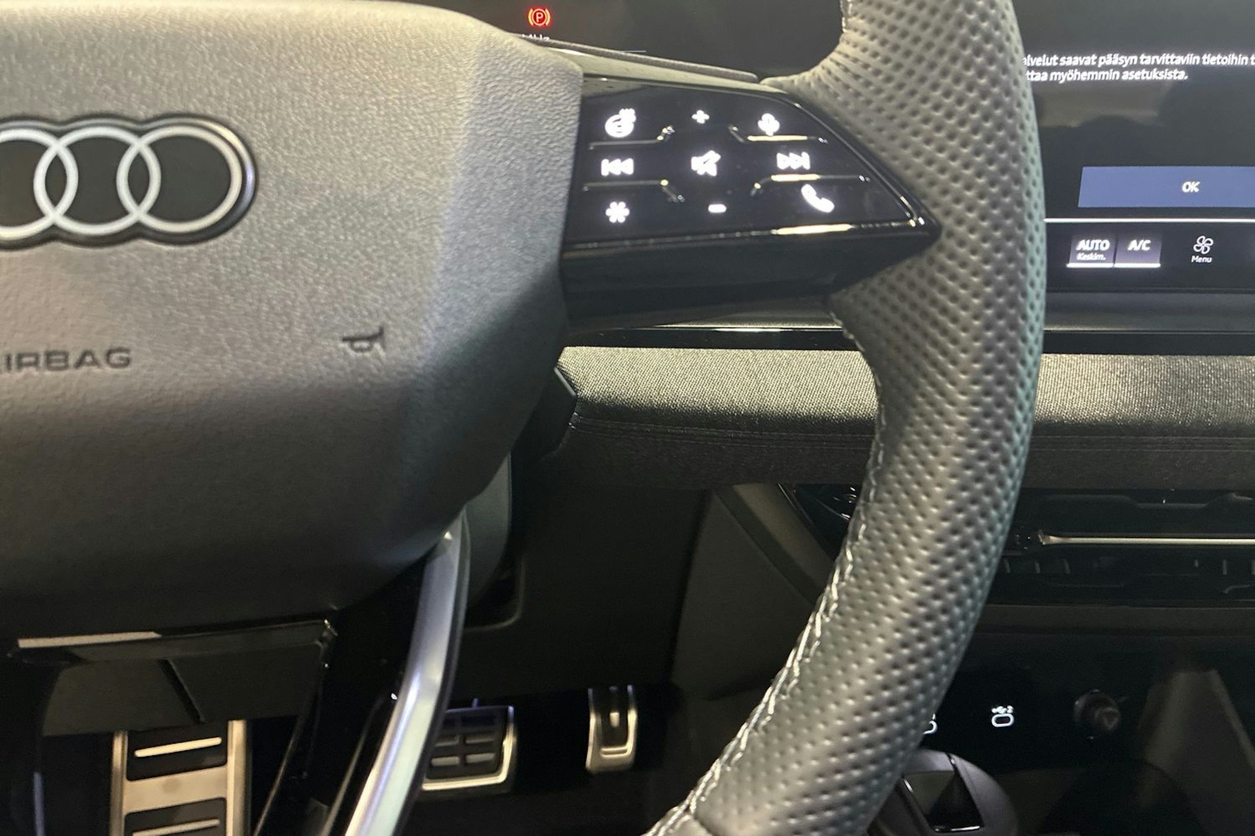 musta Audi Q6 e-tron 2025 kuva 15.