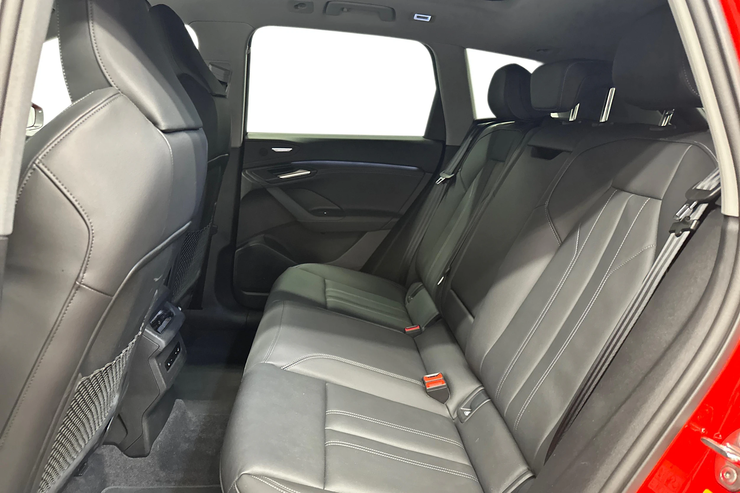 punainen Audi Q6 e-tron 2025 kuva 8.