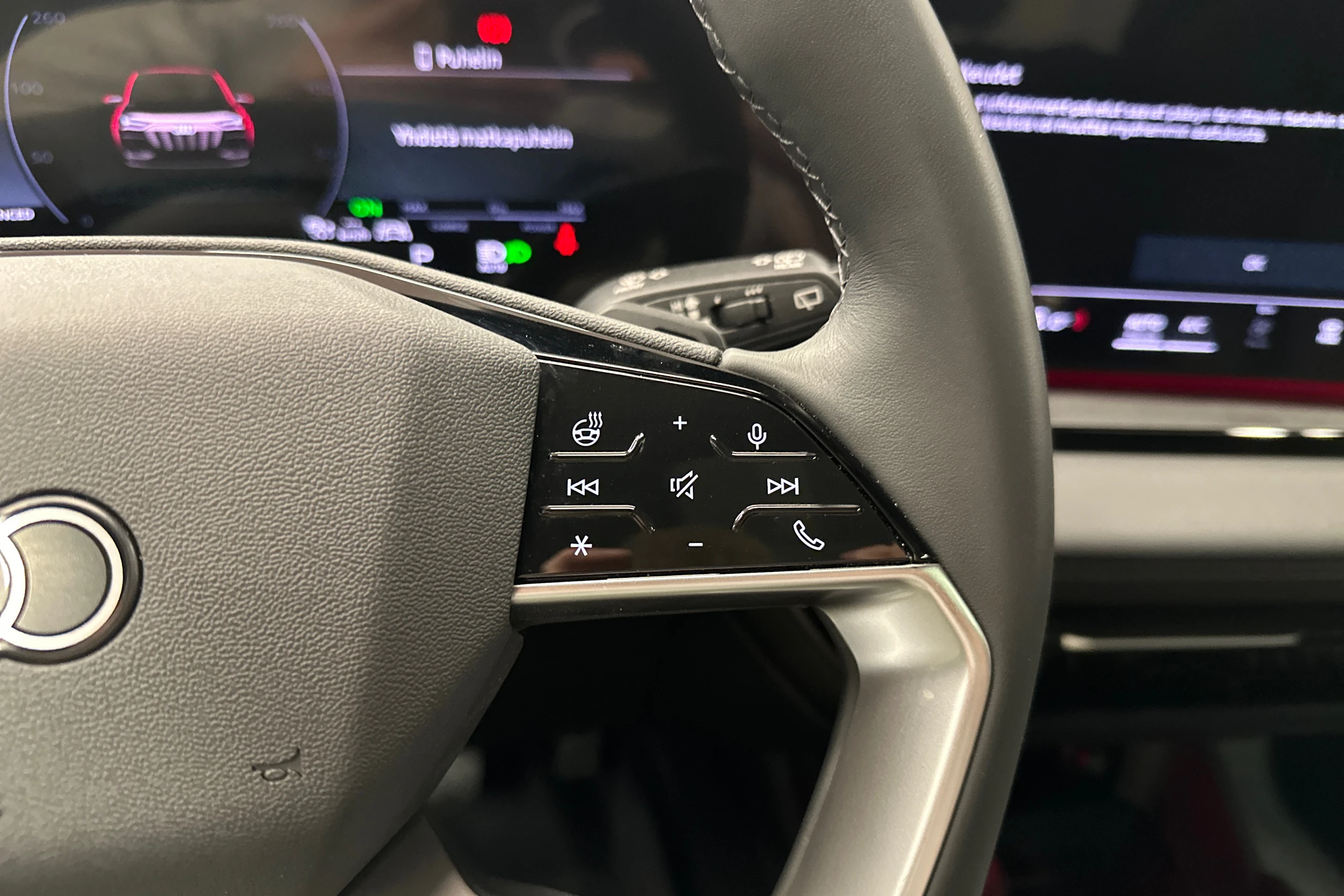 punainen Audi Q6 e-tron 2025 kuva 12.