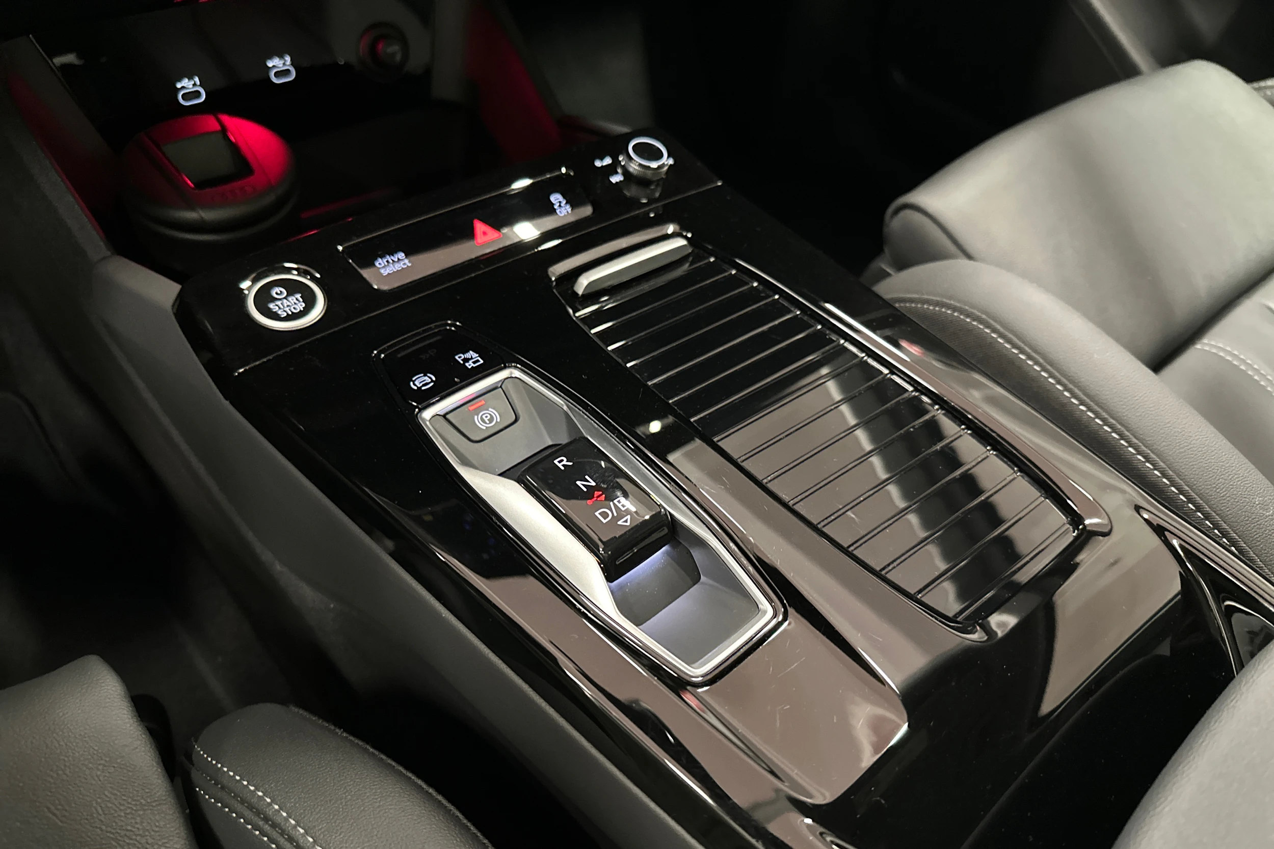 punainen Audi Q6 e-tron 2025 kuva 22.