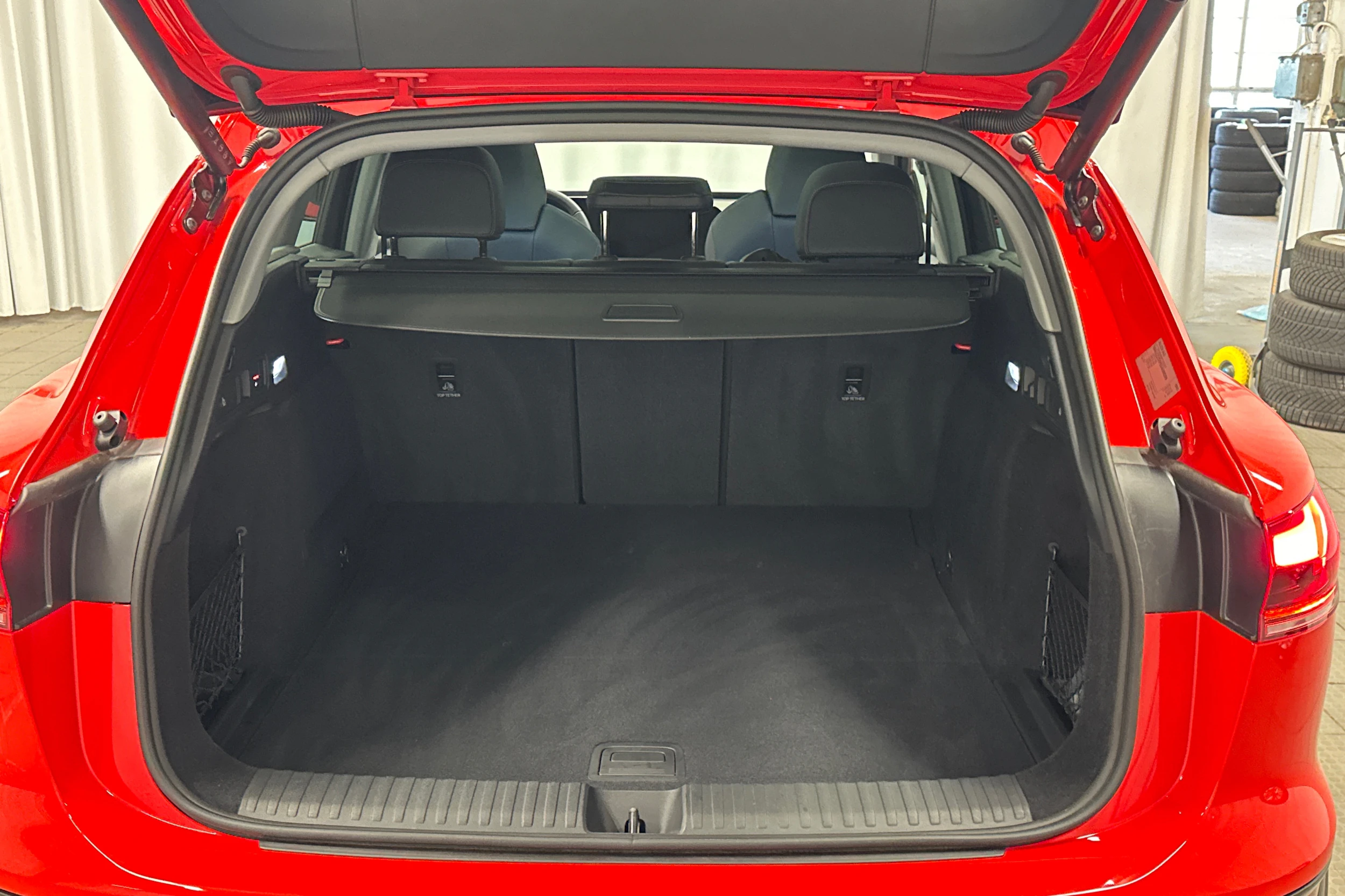 punainen Audi Q6 e-tron 2025 kuva 26.