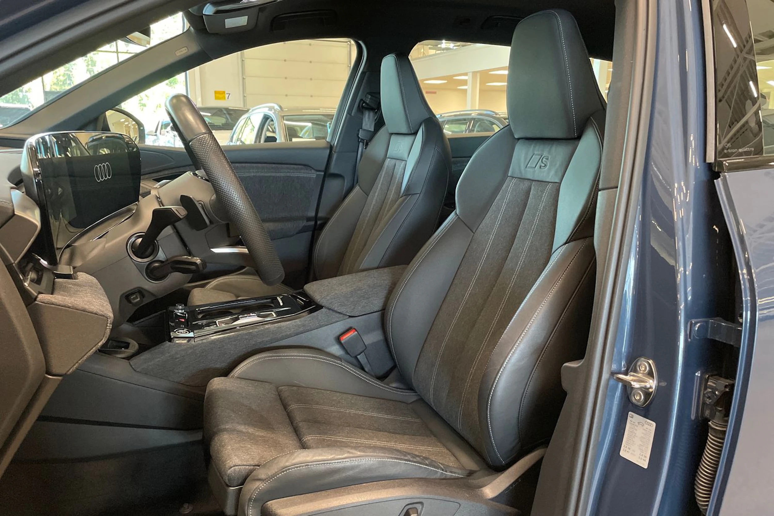 met. sininen Audi Q6 e-tron 2025 kuva 11.